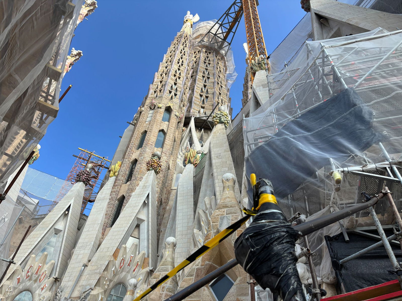 Mit der Krönung des Jesusturmes mit einem in Deutschland gebauten begehbaren Kreuzes hat die Basilika Sagrada Familia in Barcelona ihre endgültige Höhe von 172,5 Metern erreicht. Bis zur Fertigstellung des 1882 begonnenen Baus wird es aber noch mindesten…
