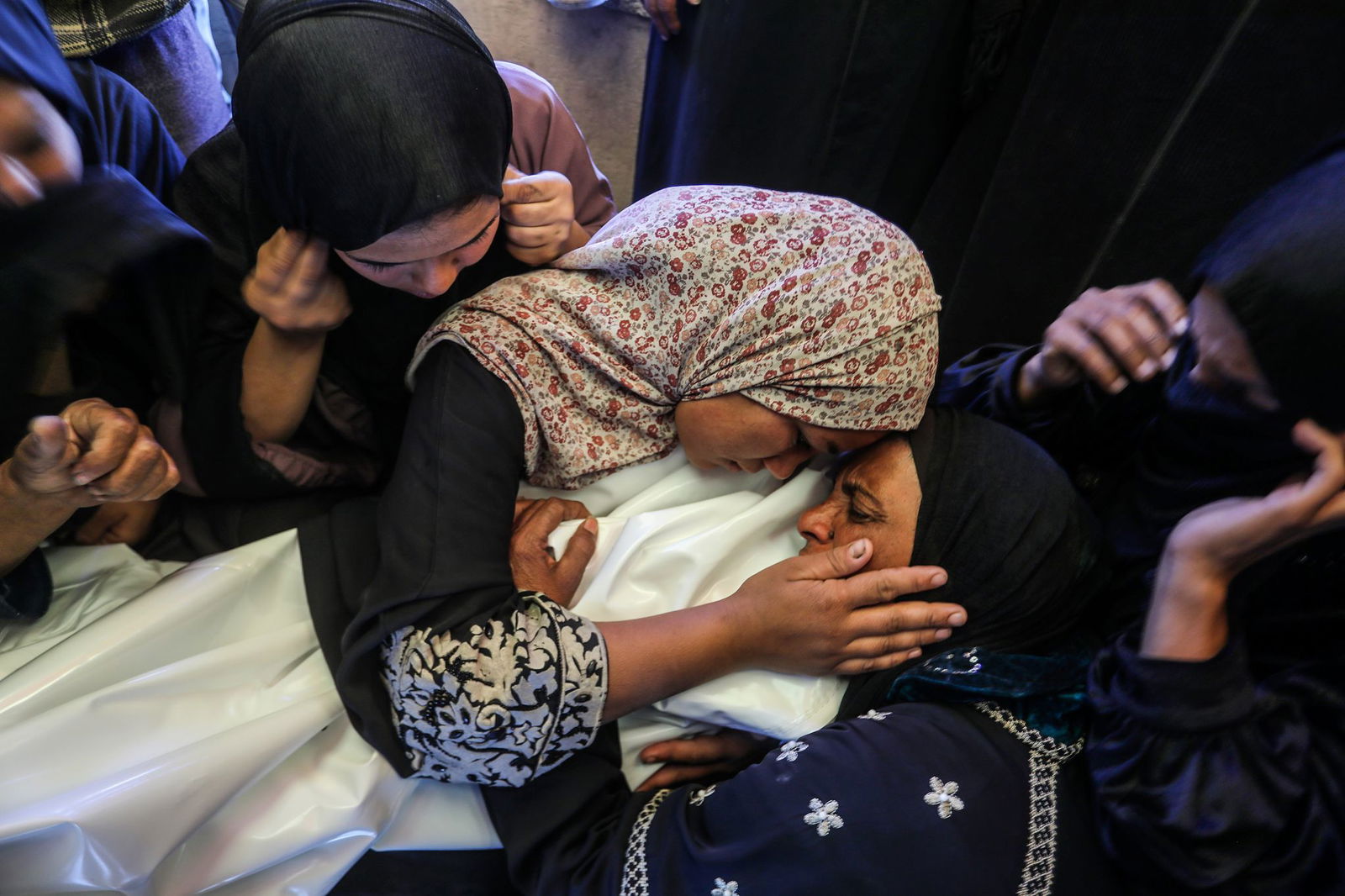 Laut palästinensischen Angaben soll ein Kind, das bei einem israelischen Angriff getroffen und getötet worden sein.