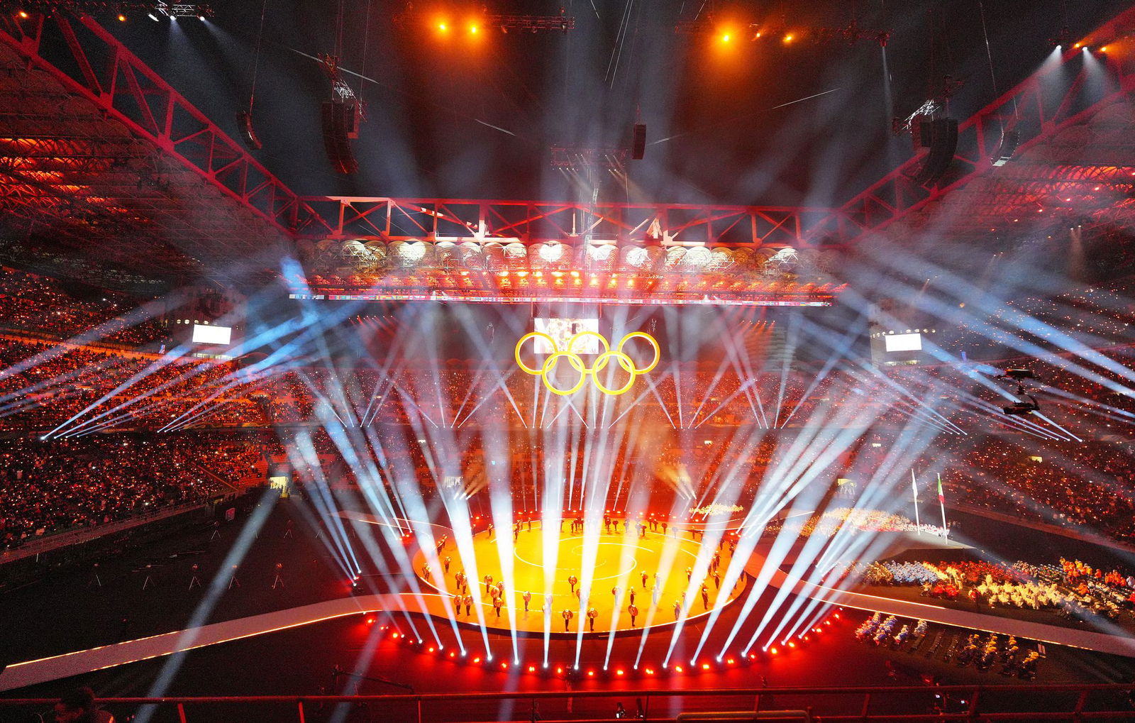 Ein buntes Spektakel eröffnete die Winterspiele in Norditalien.