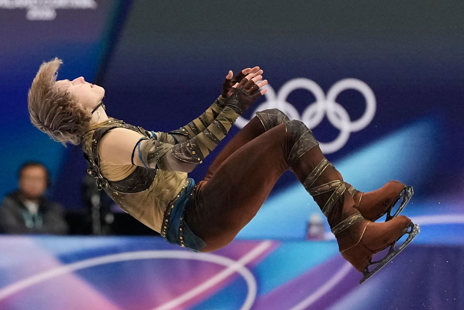 Nach dem Kurzprogramm souverän in Führung liegt US-Eiskunstläufer Ilia Malinin.