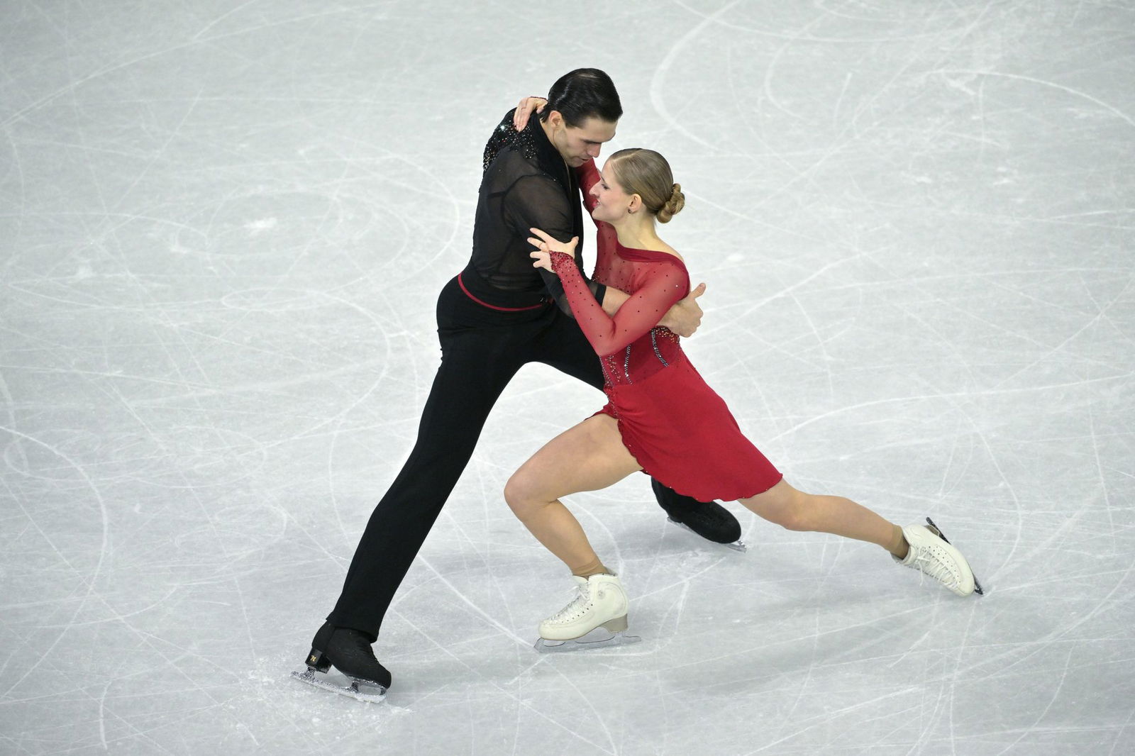 Für das deutsche Paarlauf-Duo Minerva Hase (r) und Nikita Volodin (l) ist Gold greifbar.