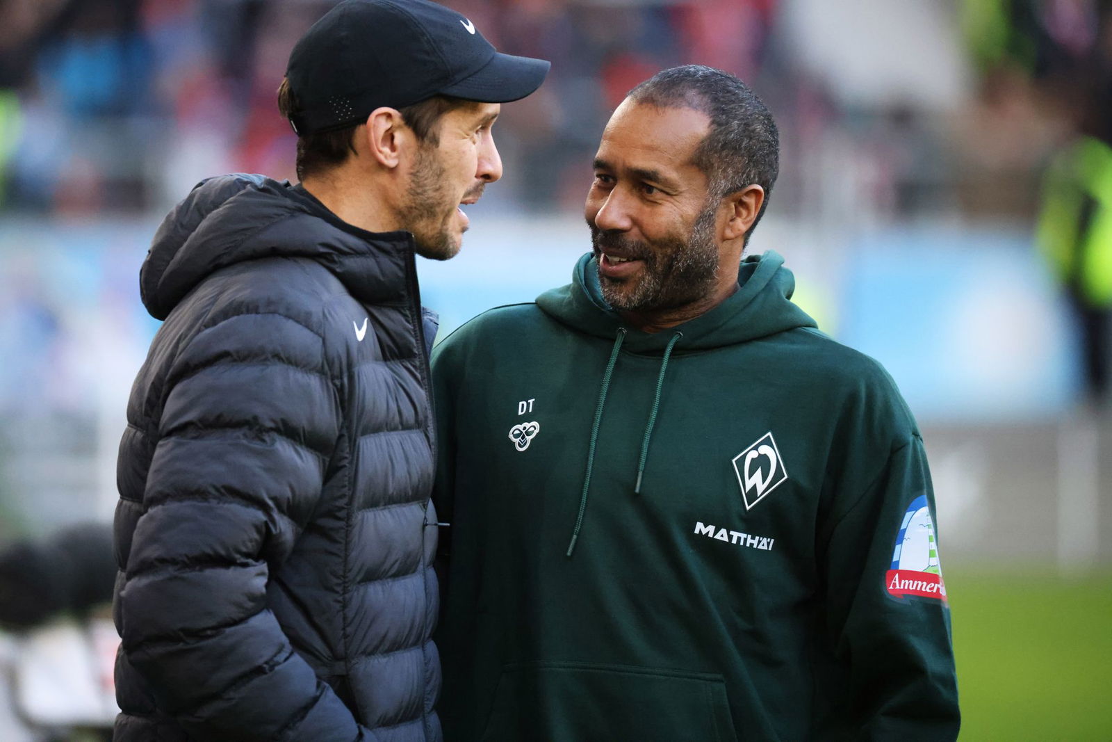 Lockerer Plausch vor dem Spiel: Werders Neu-Trainer Thioune (r) und sein Freiburger Kollege Schuster.