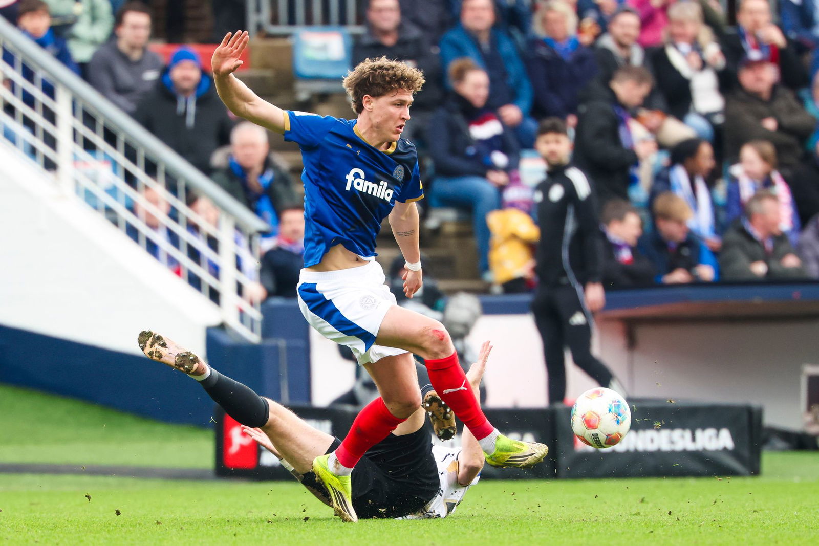 Kiels Phil Harres (l) und Elversbergs Maximilian Rohr kämpfen um den Ball.