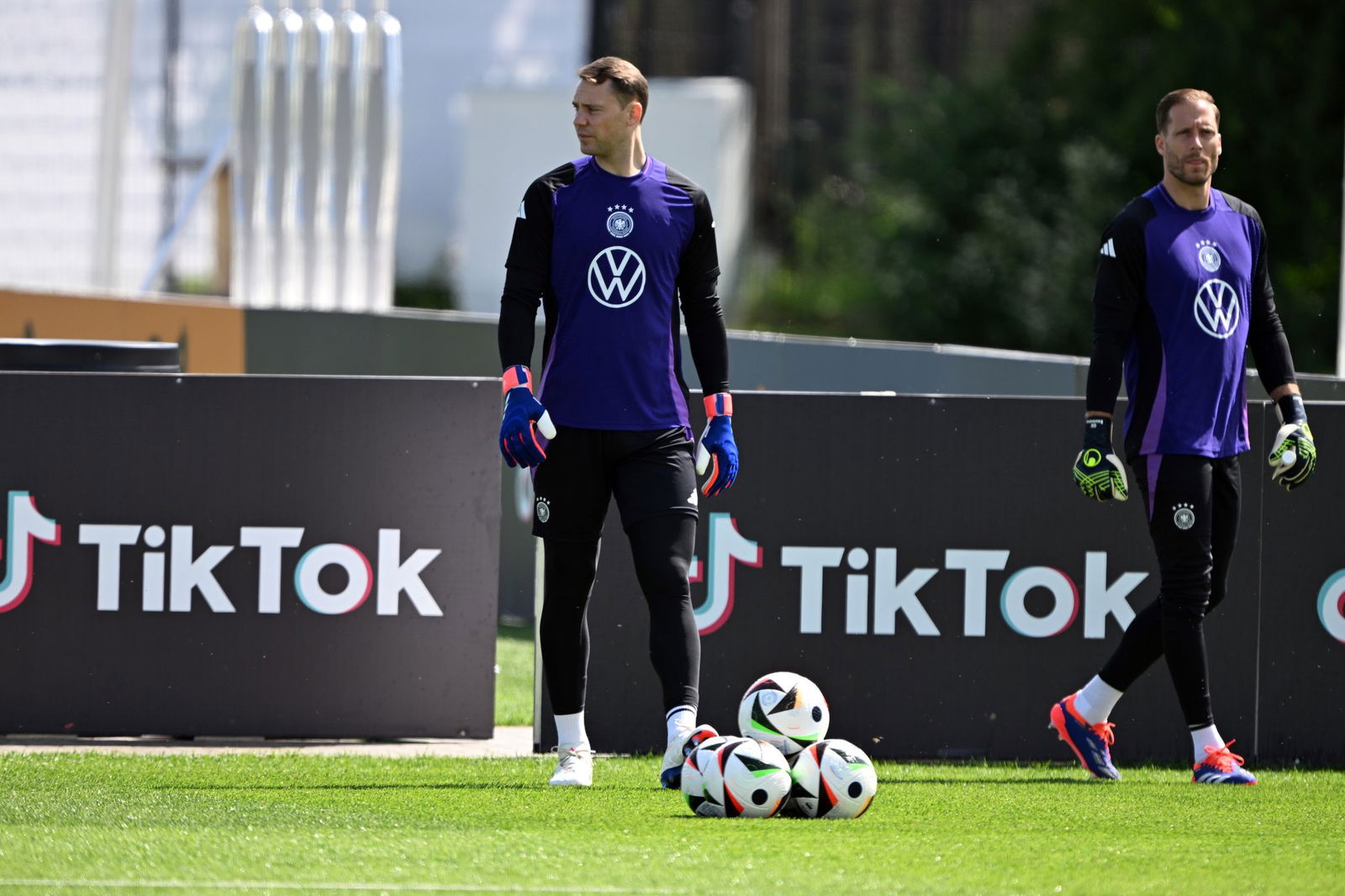 Das Duell der Torhüter Neuer und Baumann (r) ist in den Fokus gerückt. Wegen eines Infekts von Neuer wackelt es. (Archivbild)