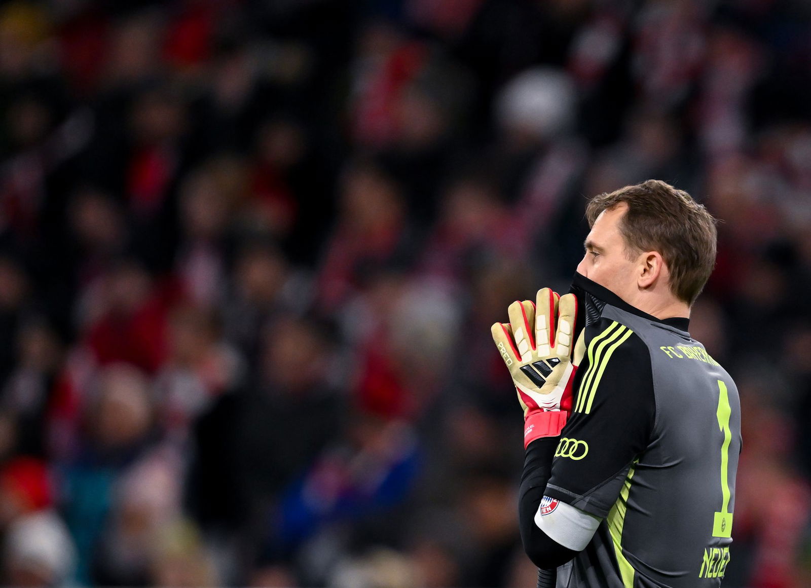Fehlt den Bayern möglicherweise auch am Samstagabend in Dortmund: Manuel Neuer. (Archivbild)