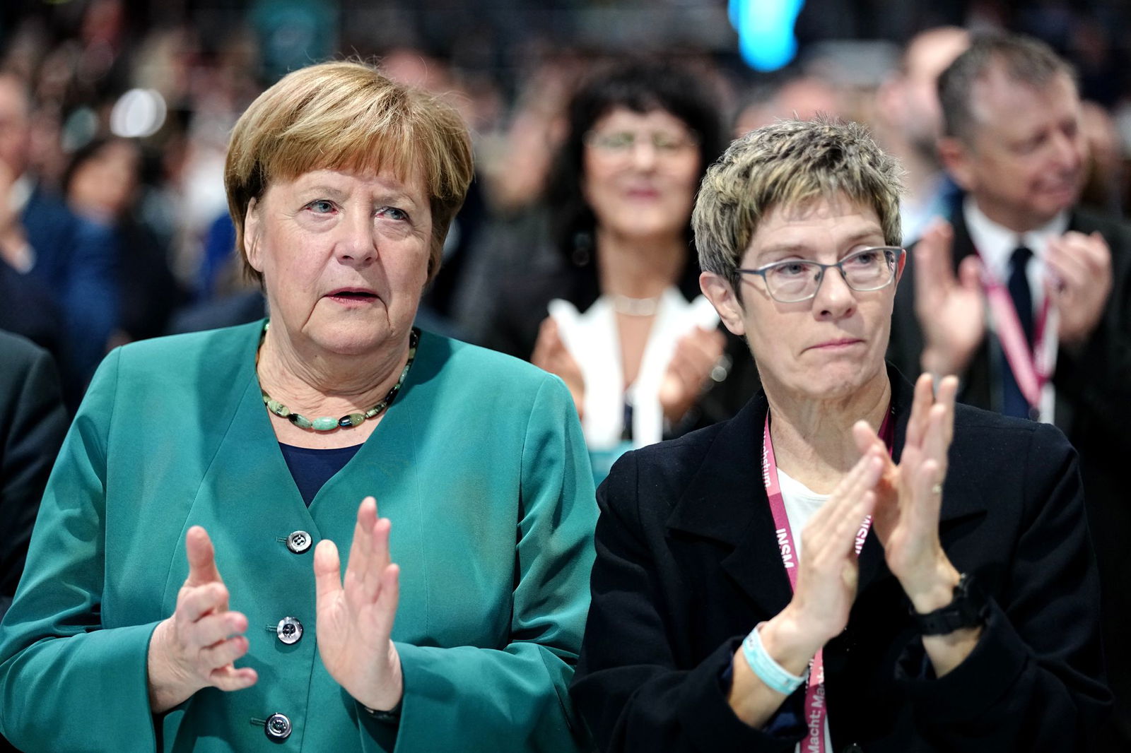 Auch Merkel beteiligte sich am mehr zehnminütigen Applaus für Merz