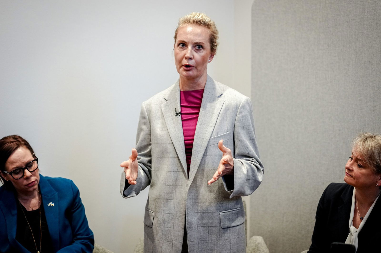 Die Witwe des russischen Oppositionsführers Alexej Nawalny, Julia, fordert bei einem Auftritt mit Außenminister Johann Wadephul (CDU) und dessen Kolleginnen und Kollegen aus Großbritannien, Schweden und den Niederlanden, dass Kremlchef Wladimir Putin für…