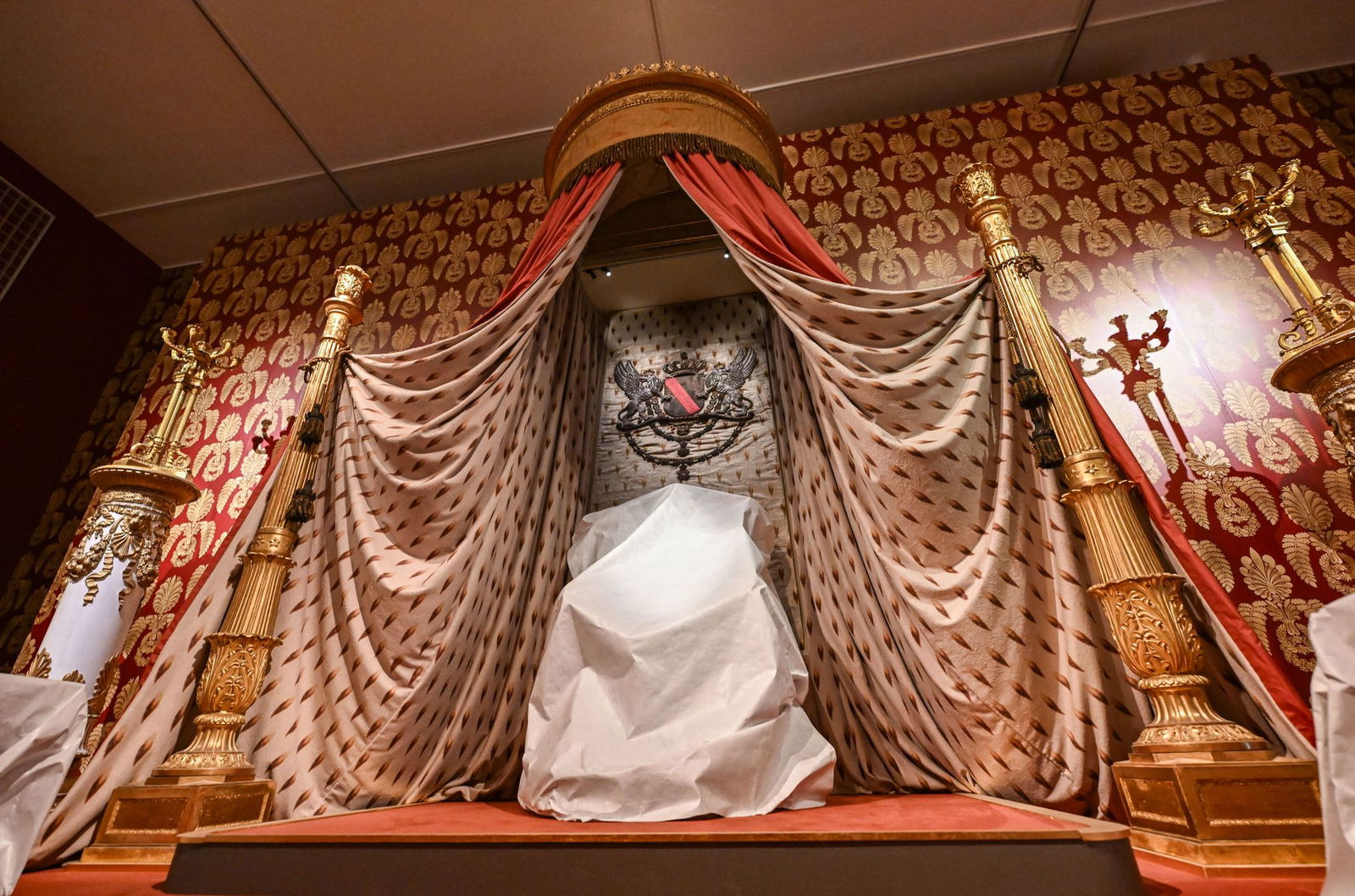 Der badische Thronsessel ist schon mal mit einem Tuch verhüllt.