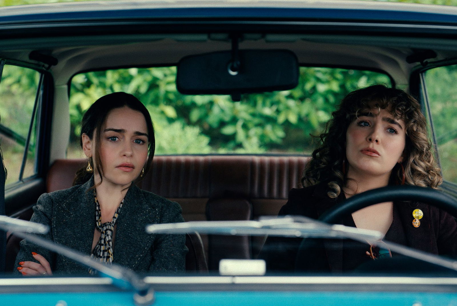 Bea (Emilia Clarke, l) und Twila (Haley Lu Richardson) beim Spionieren im Auto in der Serie «Ponies». 