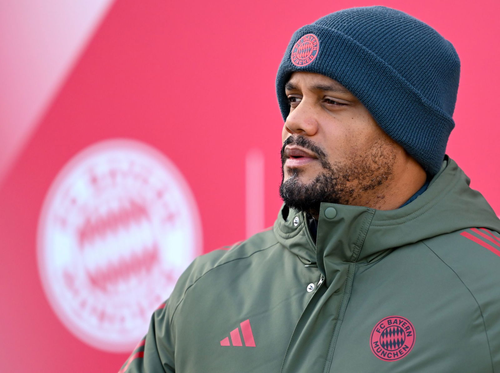 Bayern-Trainer Vincent Kompany ist vor dem Showdown optimistisch. (Archivbild)