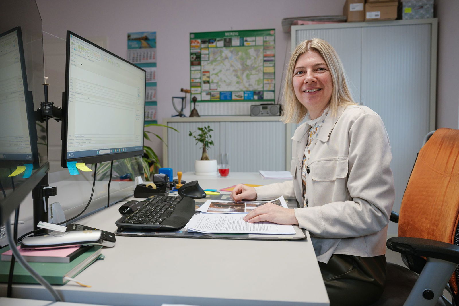 Erbel macht ihren Job gerne, weil sie den Schuldnern oft auch helfen kann. 