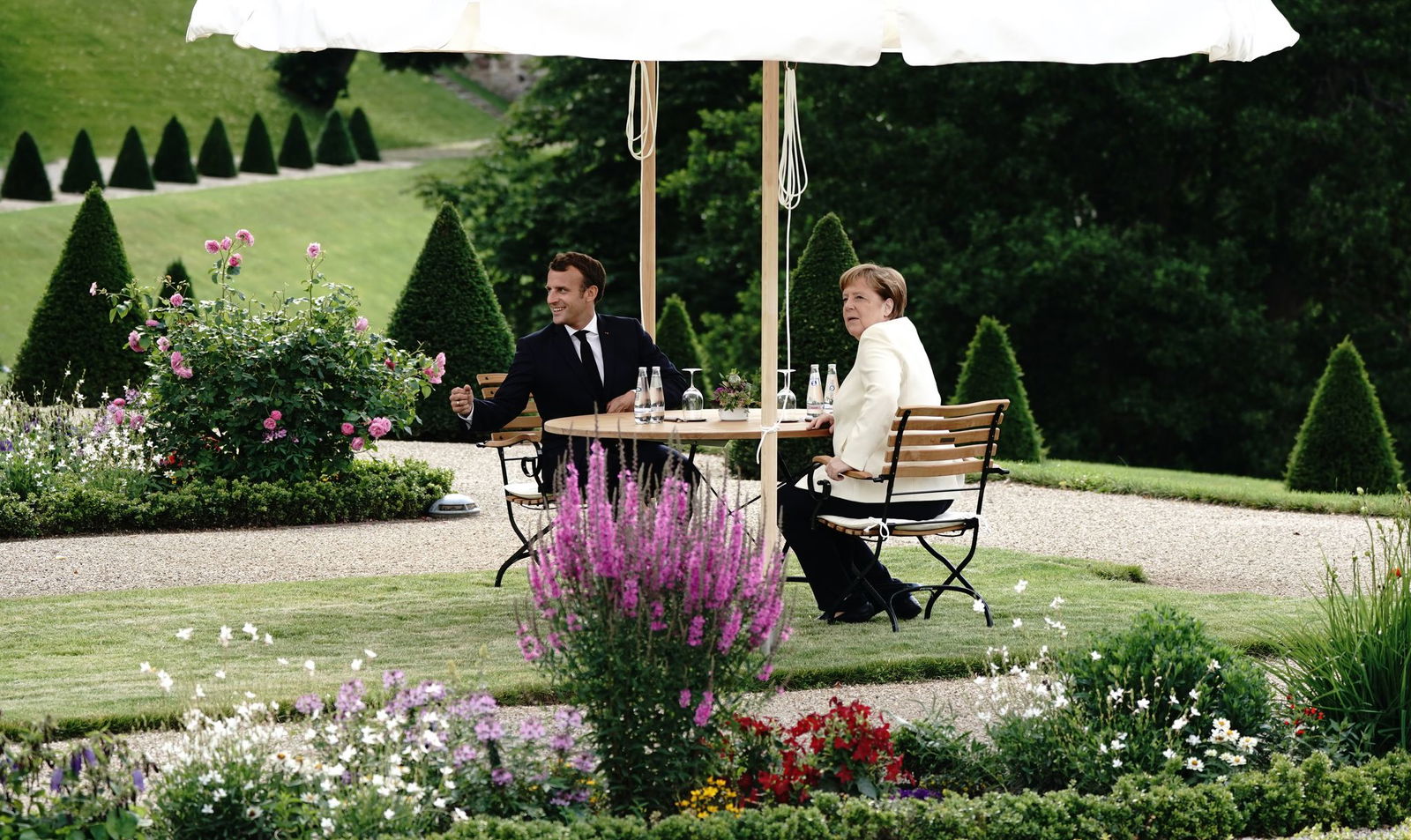 Auch Kanzlerin Merkel empfing Gäste wie Frankreichs Präsident Macron in Meseberg. (Archivbild)  