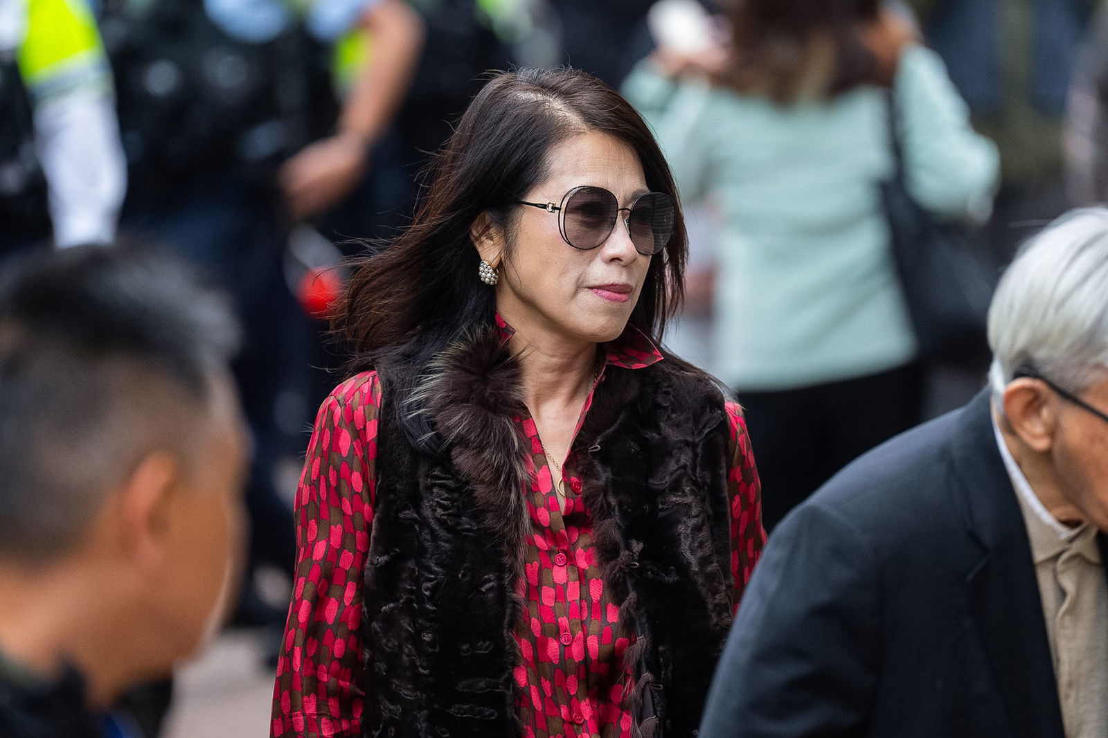 Jimmy Lais Ehefrau, Teresa Lai, kam mit weiteren Unterstützern zu dem Gerichtstermin. 