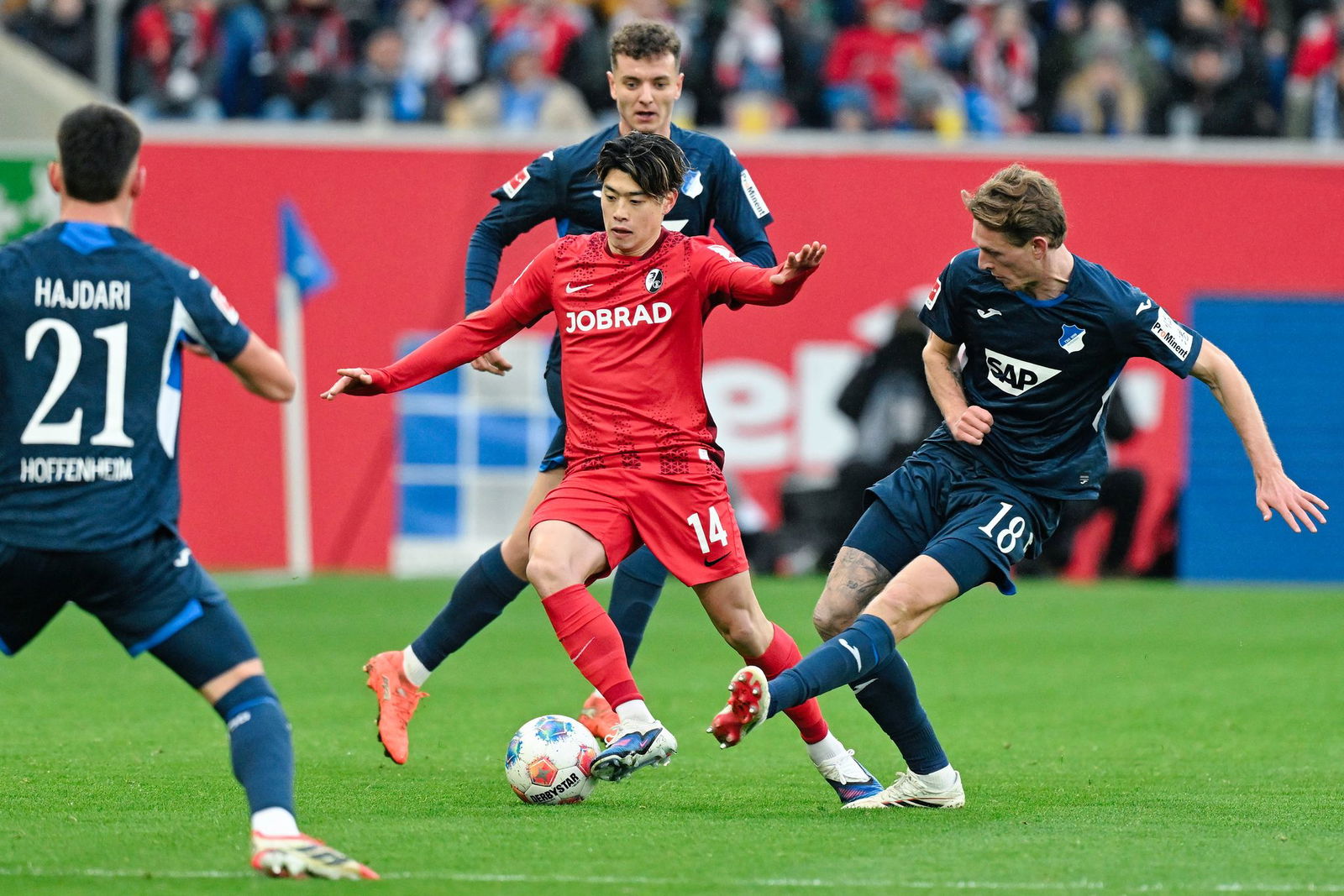 Yuito Suzuki und Freiburg: Von Hoffenheimern umzingelt.  