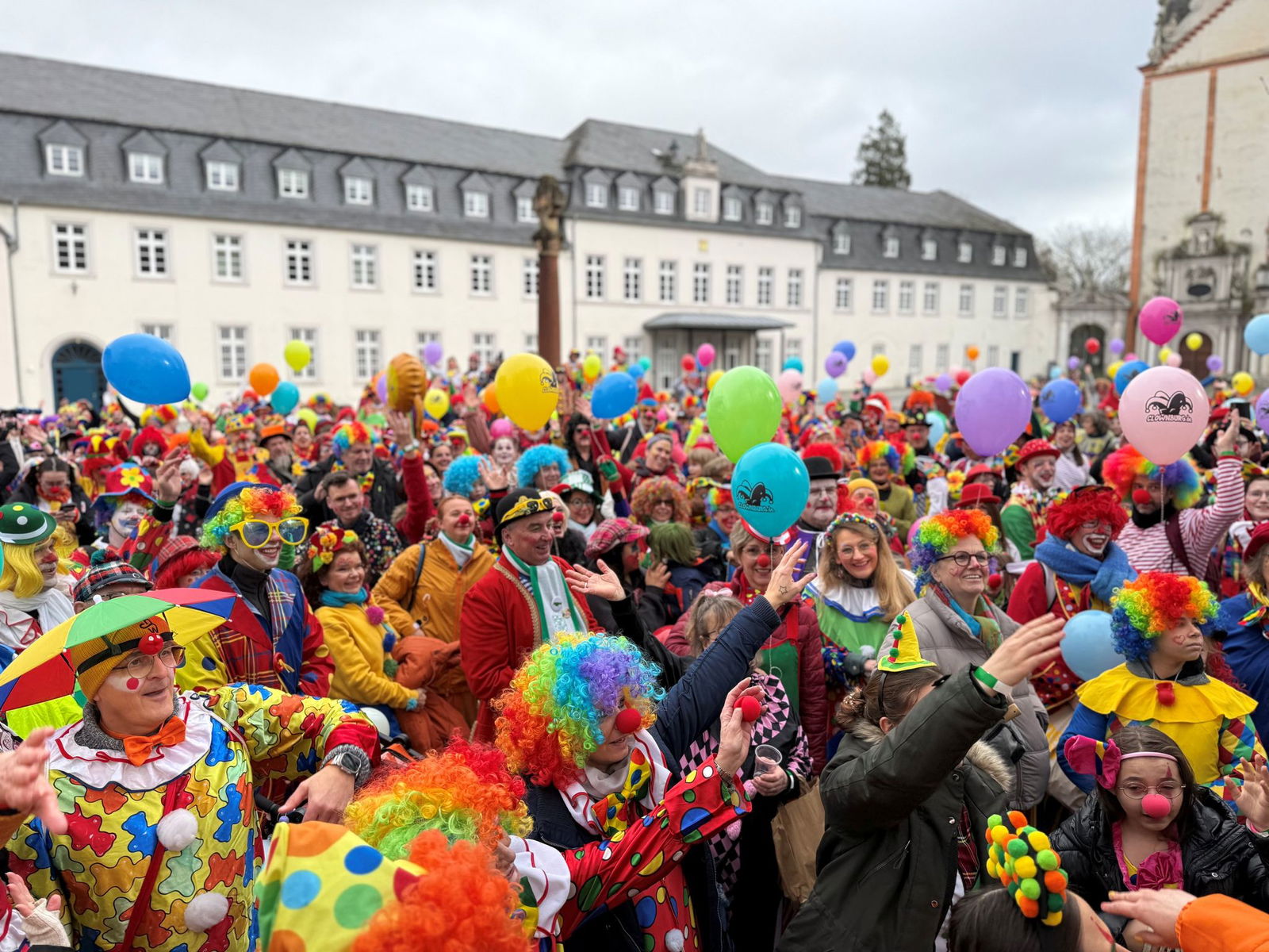 Mehr als 500 als Clowns verkleidete Menschen kamen zusammen. 