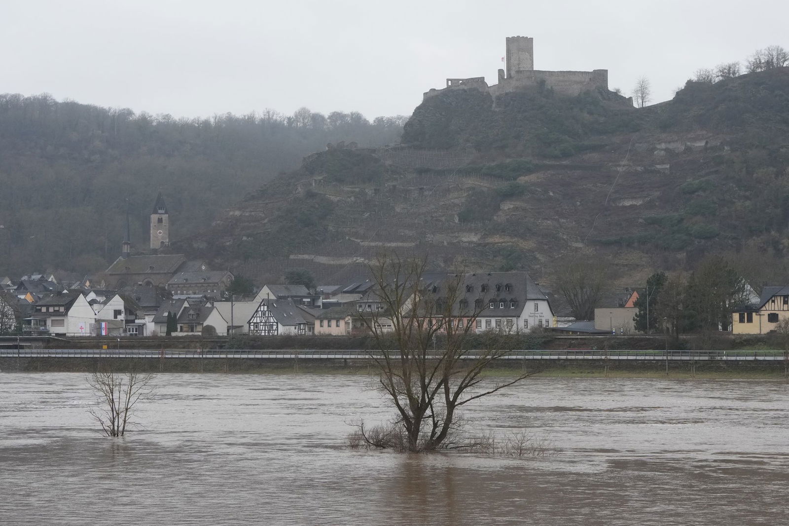 Über das Wochenende soll das Hochwasser an der Mosel zurückgehen 