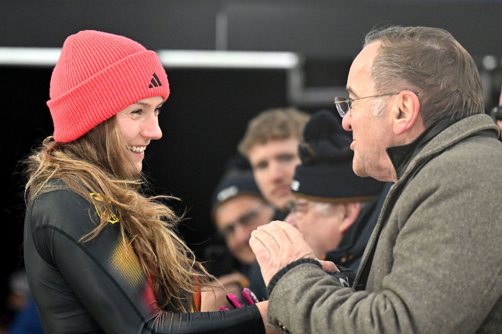 Verteidigungsminister Boris Pistorius sah sich an der Bahn Laura Noltes Rennen an.