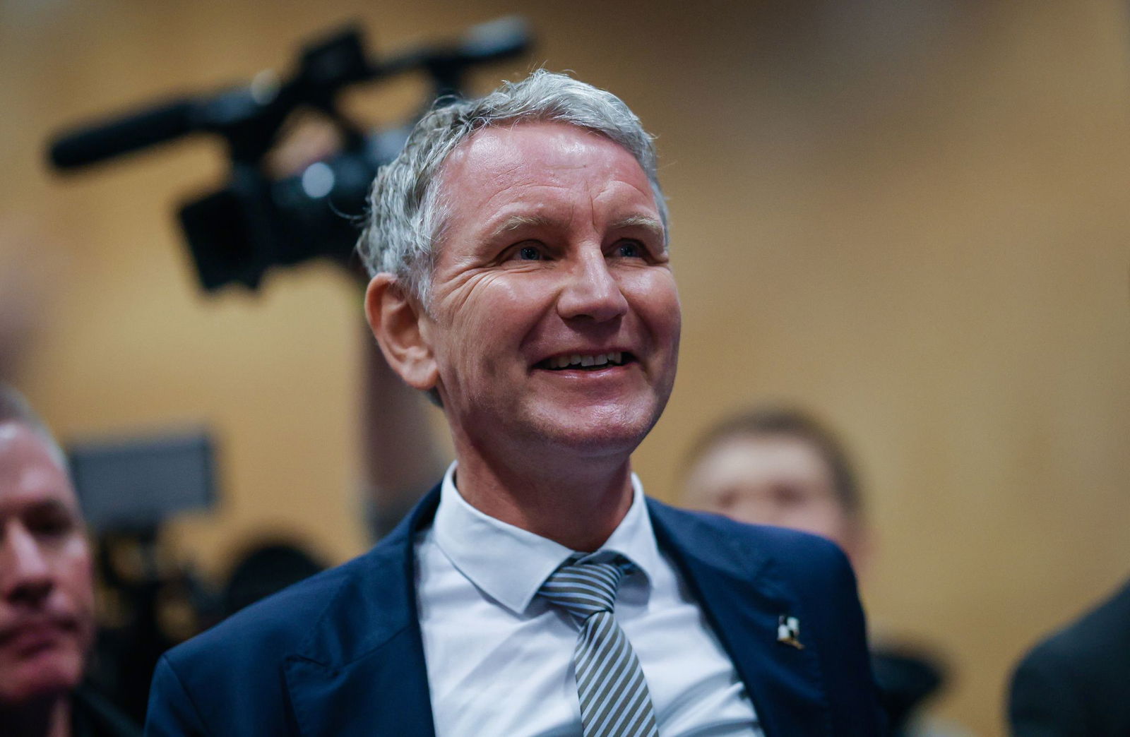 Der Thüringer AfD-Landeschef in der vollen Wittumhalle. 