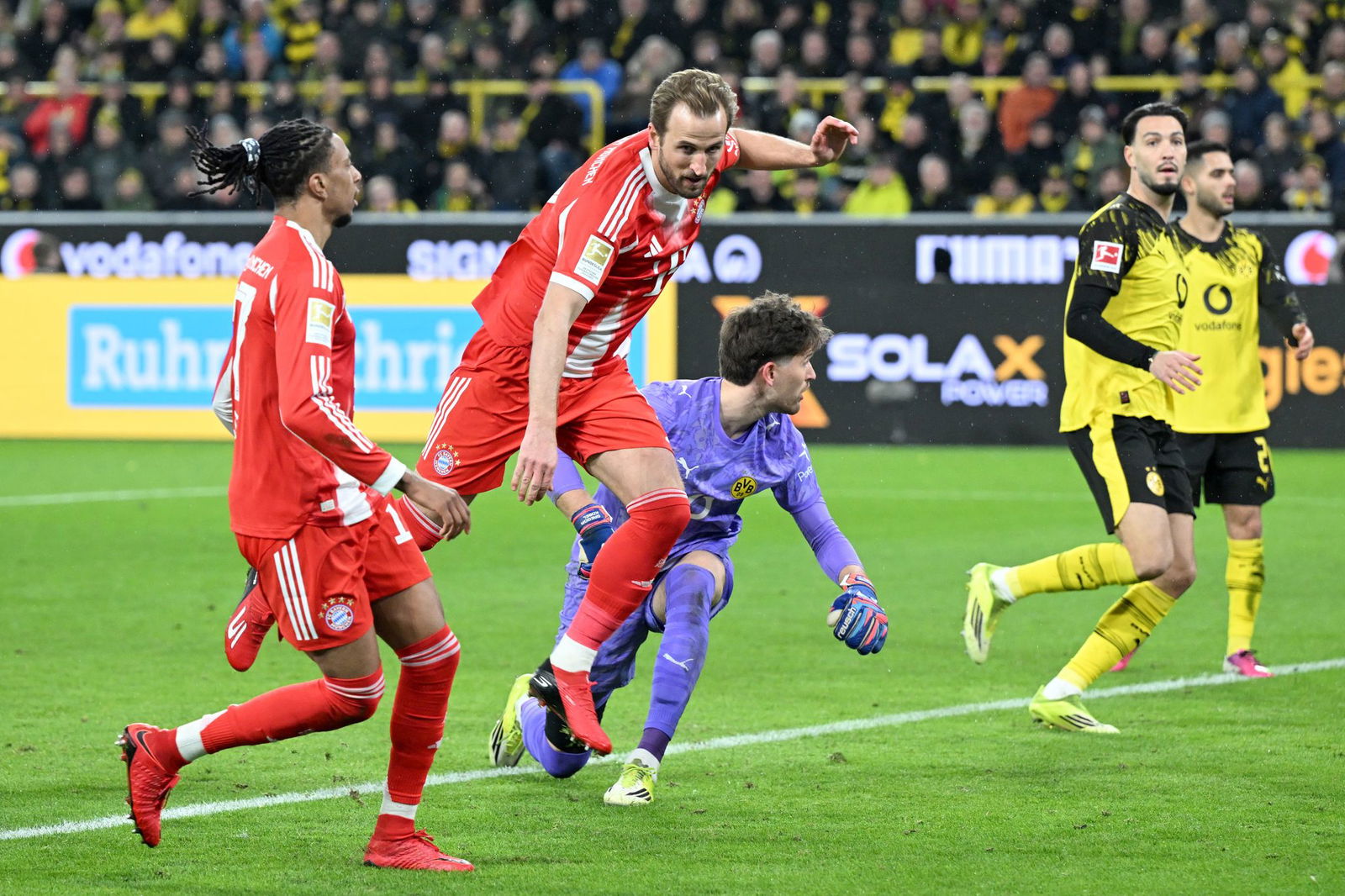 Harry Kane (2. v. l.) traf auch gegen den BVB.