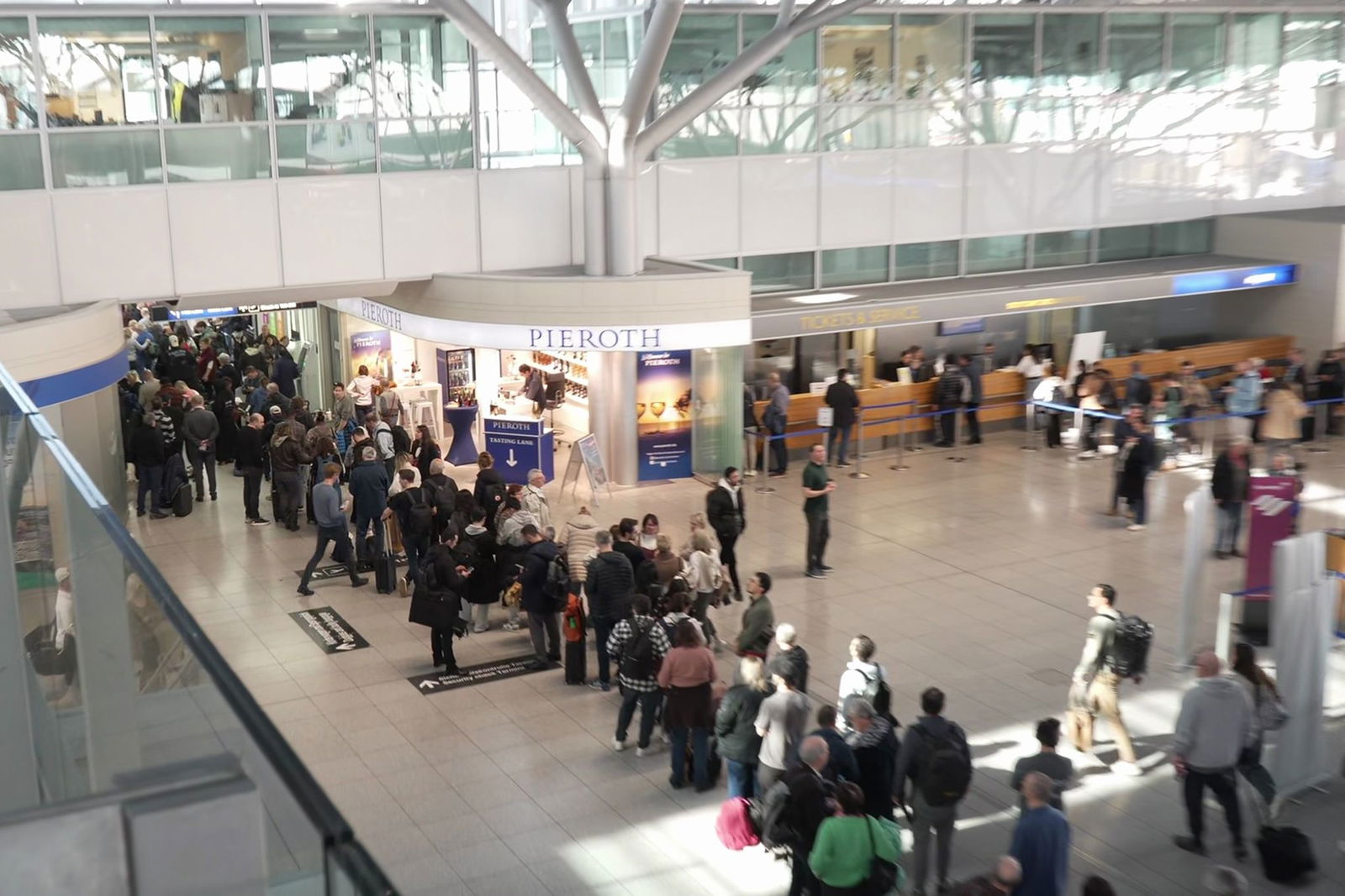 Menschenschlangen hatten sich vor den Sicherheitskontrollen gebildet