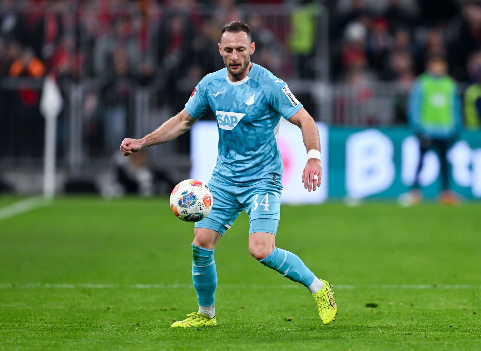 Der tschechische Fußballprofi Vladimir Coufal hat seinen Vertrag bei der TSG Hoffenheim verlängert. 