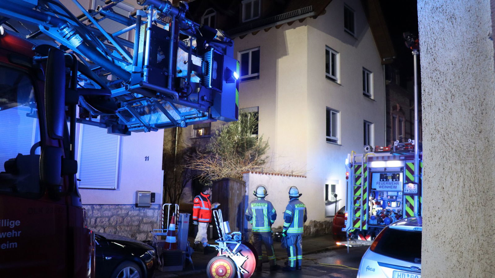 Nach einem Brand in Weinheim (Rhein-Neckar-Kreis) holt die Feuerwehr eine tote Frau aus einem Wohngebäude.