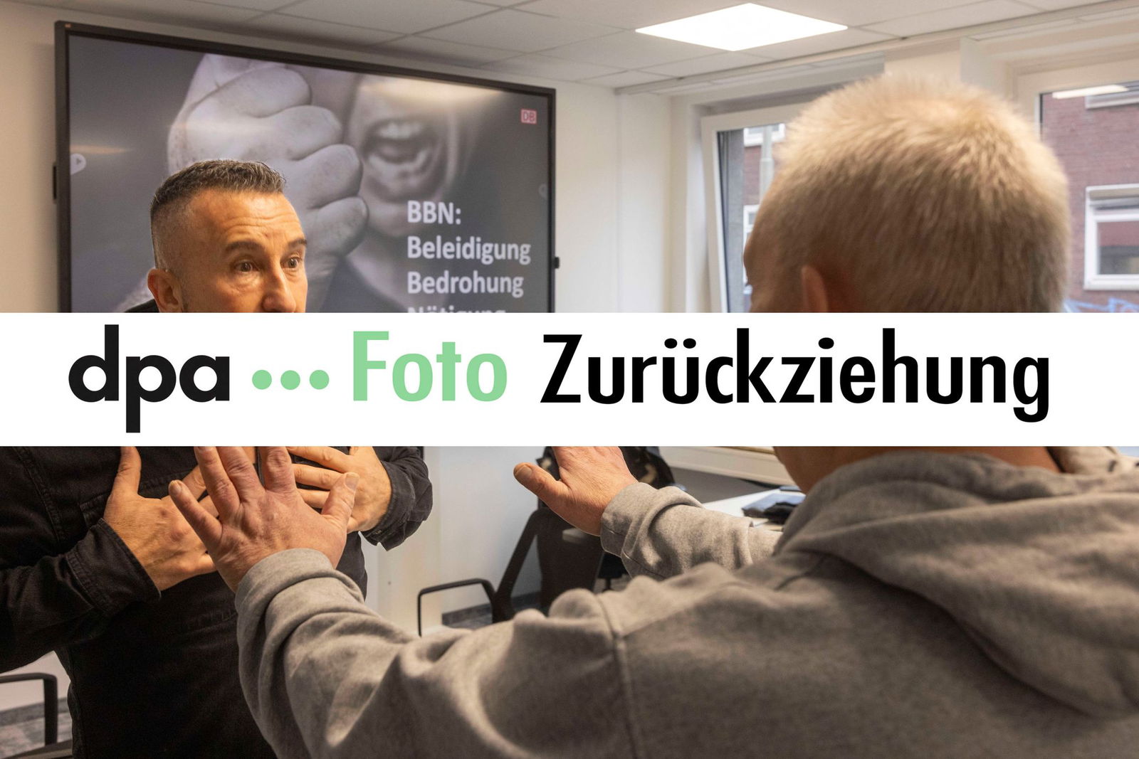 Atila Dikilitas (l) zeigt den Teilnehmern, wie hier Axel Meyer, wie Körpersprache wirkt.