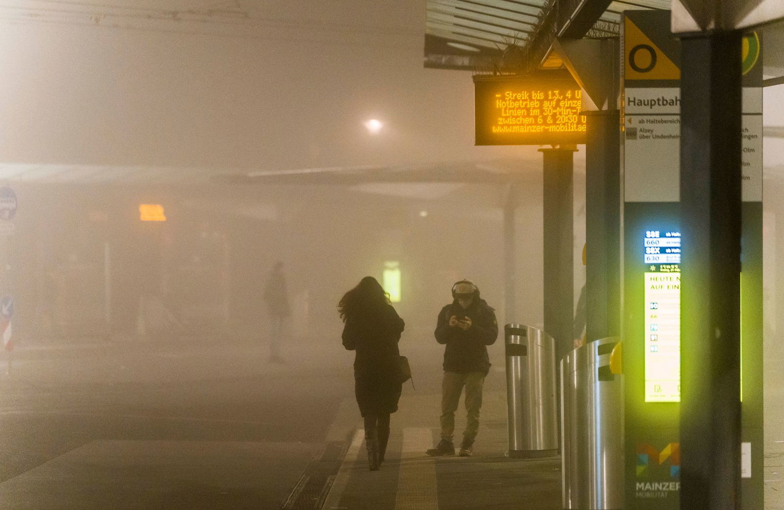 Auch am Samstag ist das Warten auf Bus und Tram in zahlreichen Orten vergeblich. 