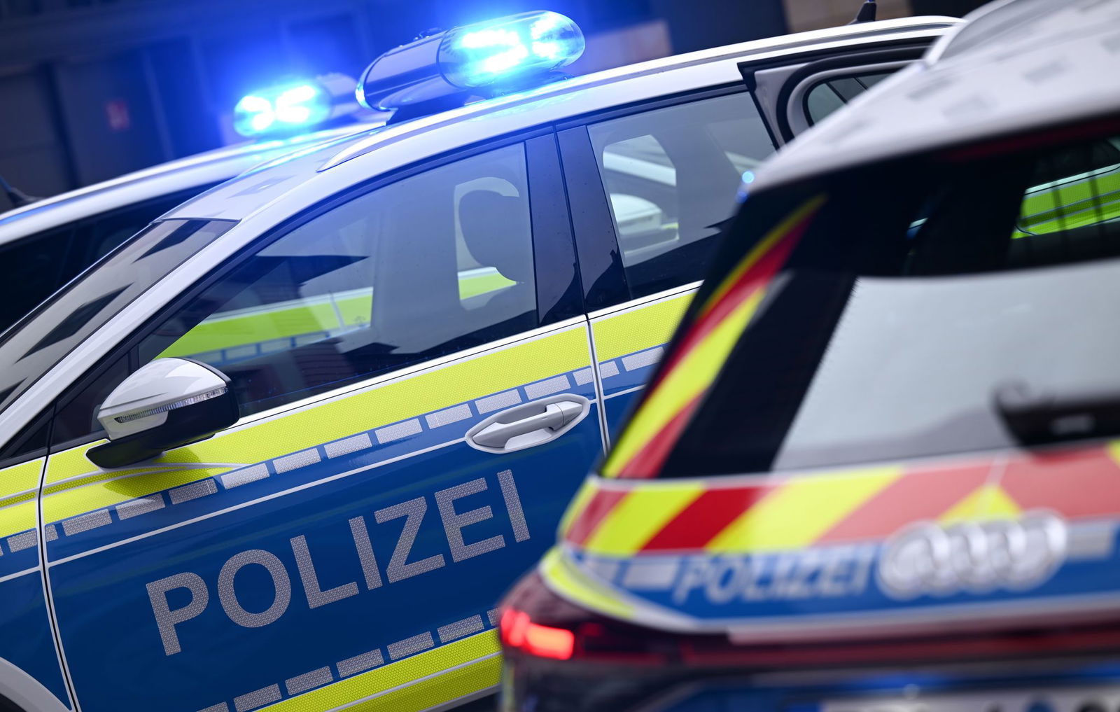 Polizeikräfte führen in der Innenstadt von Worms einen Einsatz durch. (Symbolbild)