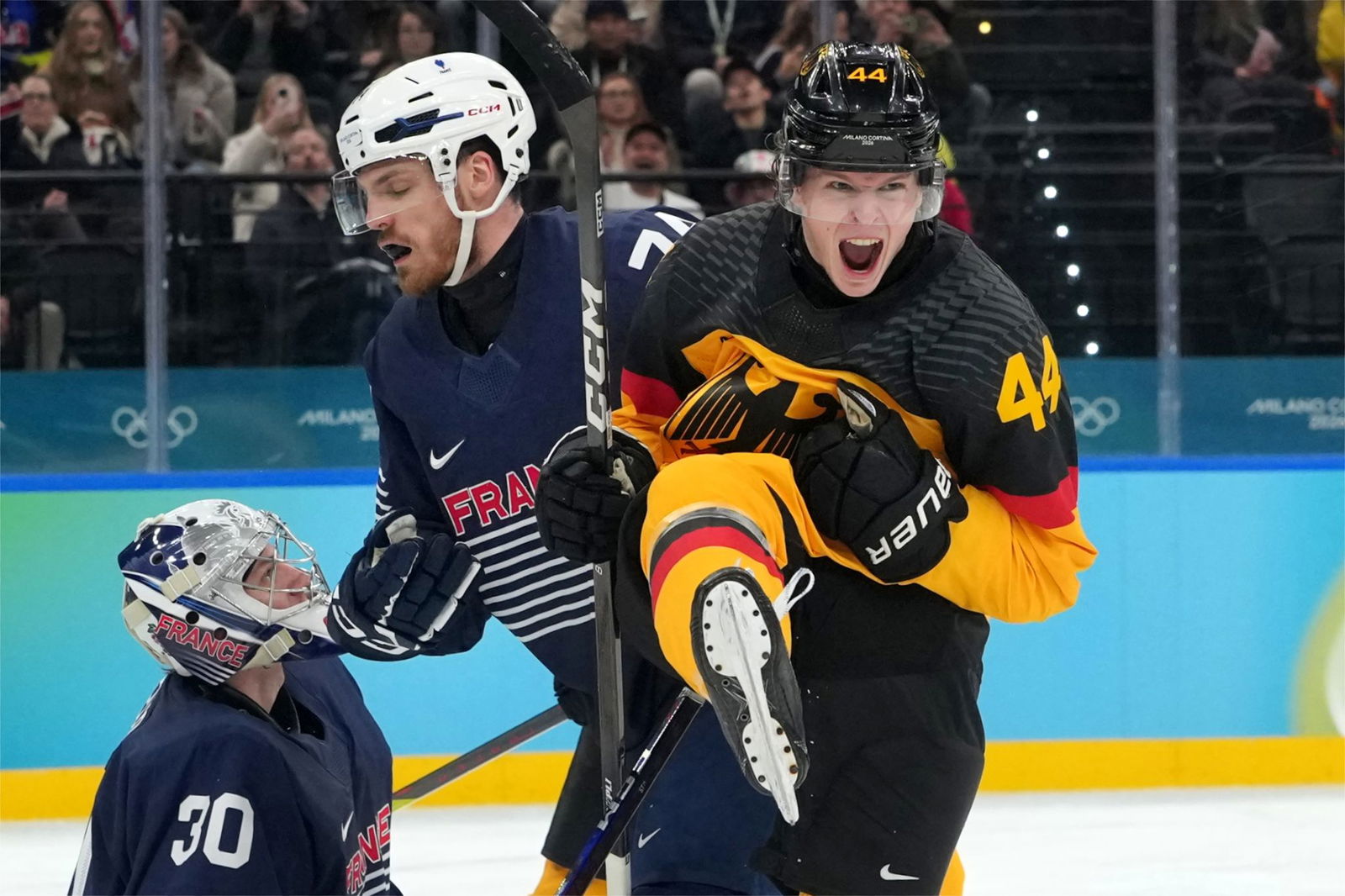 Das deutsche Eishockeyteam um Torschütze Joshua Samanski jubelt über den Viertelfinal-Einzug bei Olympia. 