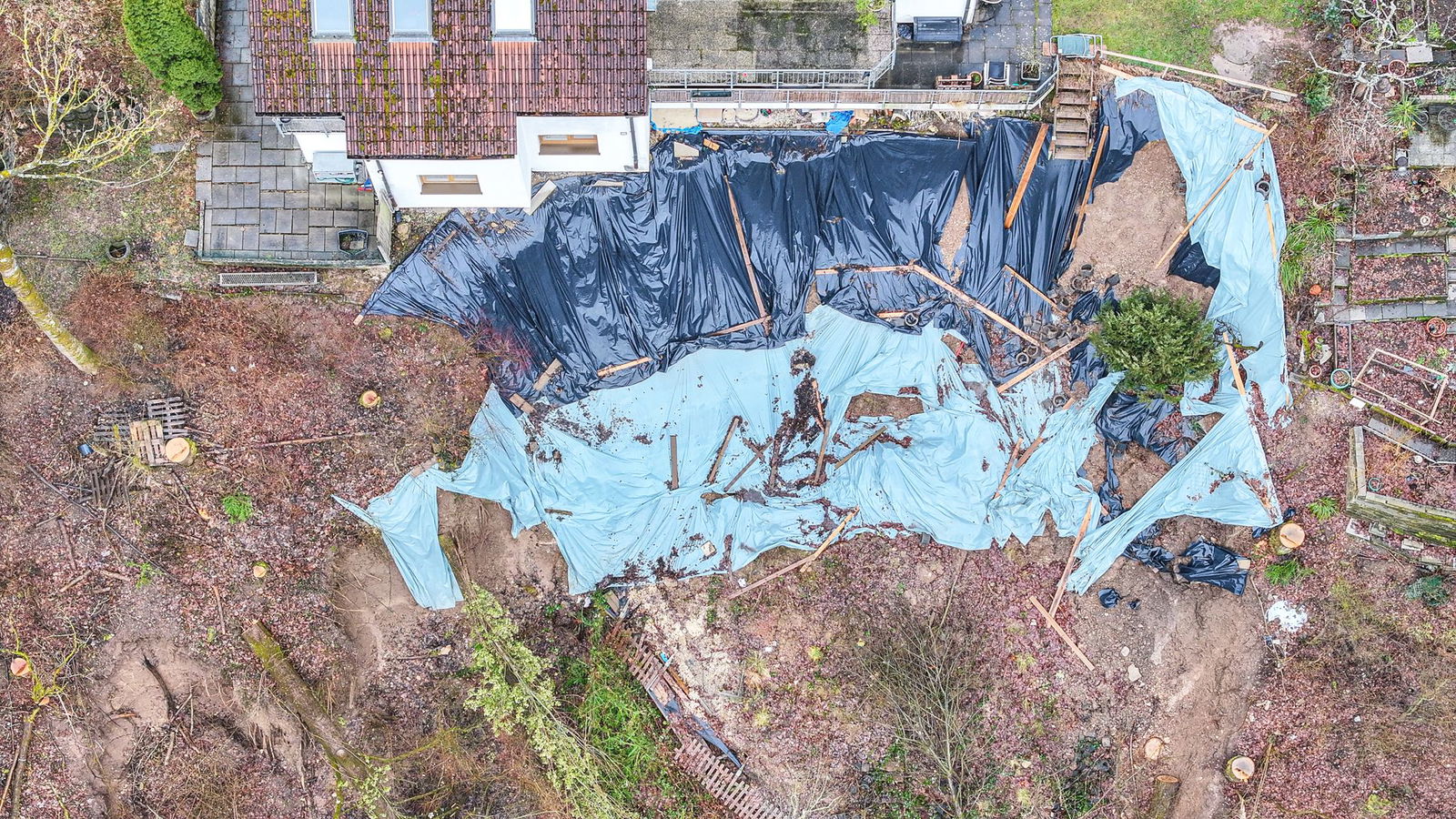 Die Eigentümer und Bewohner von Wohnungen, die vom Hangrutsch bedroht sich, machen sich Sorgen. 