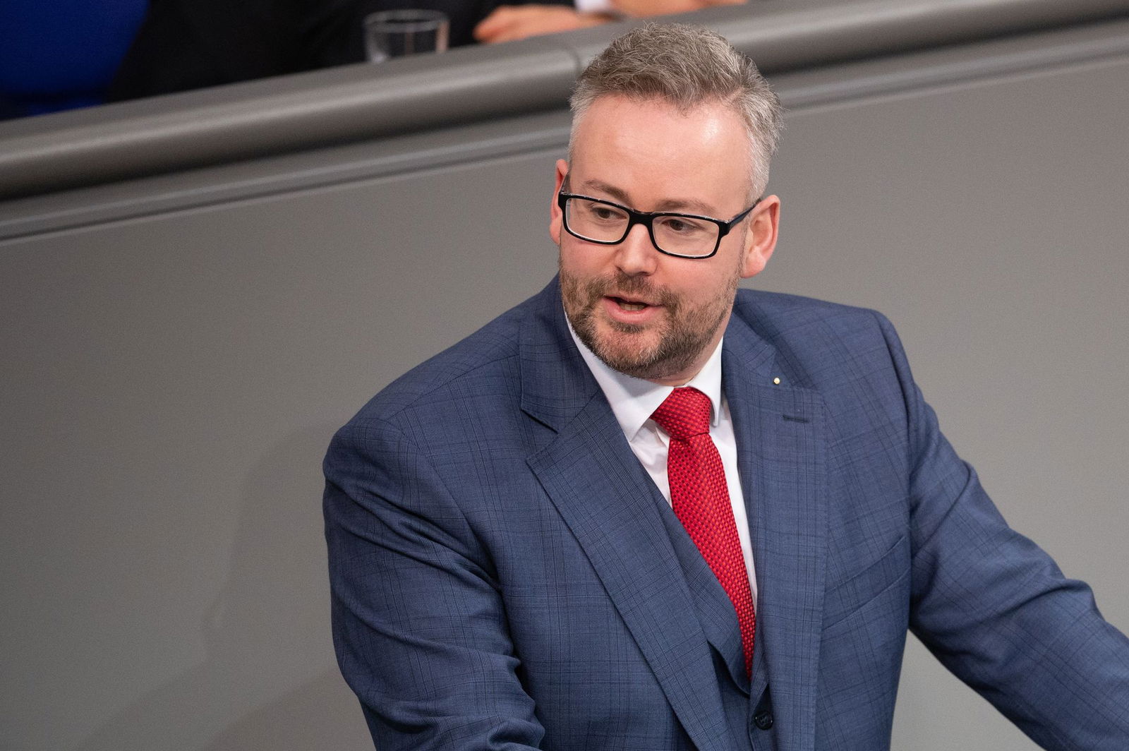 Die Frau des stellvertretenden AfD-Fraktionschef und rheinland-pfälzischen Landeschefs Sebastian Münzenmaier arbeitet bei einem AfD-Abgeordneten im EU-Parlament. (Archivibild)