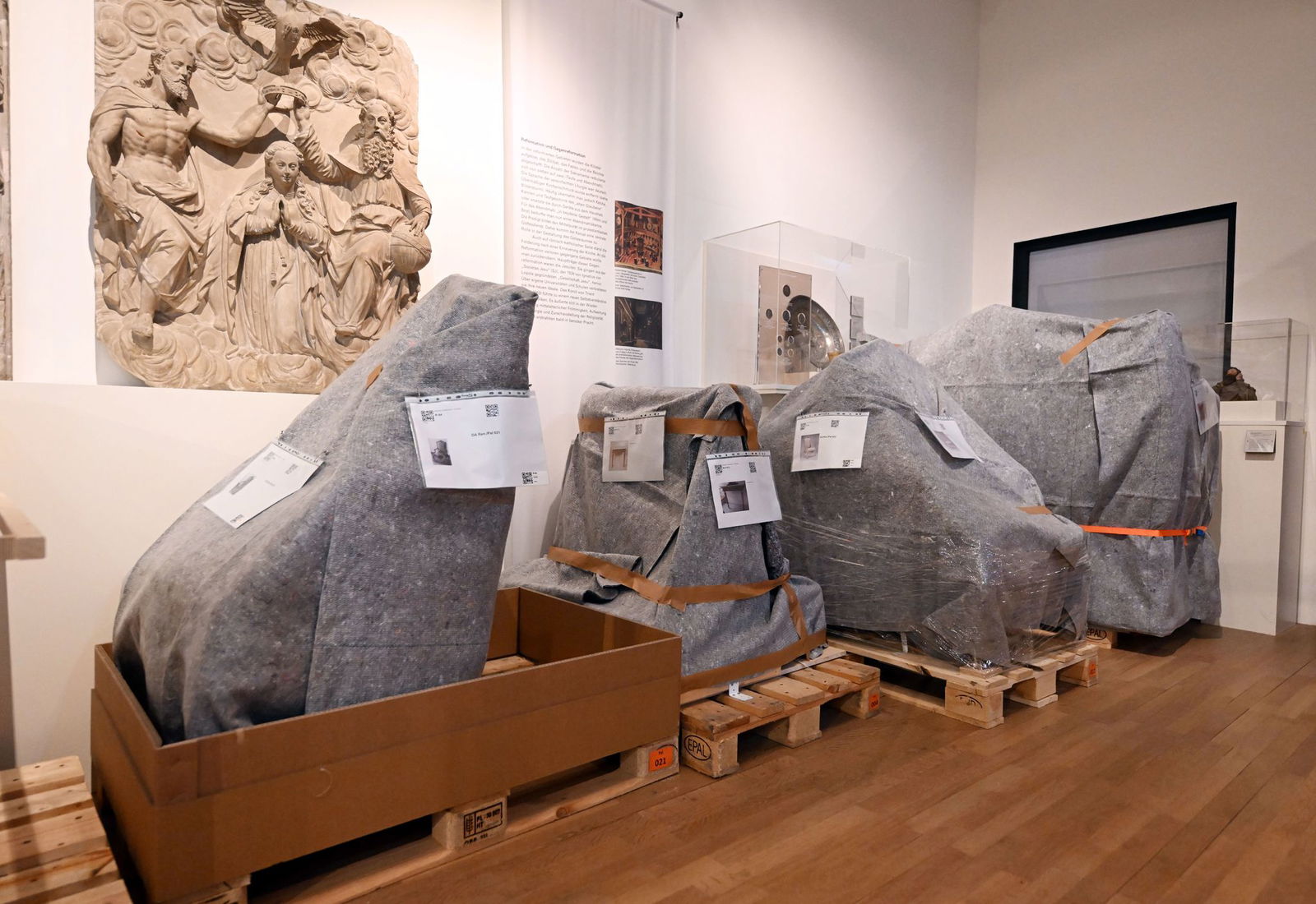 Während an den Wänden noch Ausstellungsstücke hängen, werden schon verpackte Objekte zwischengelagert.