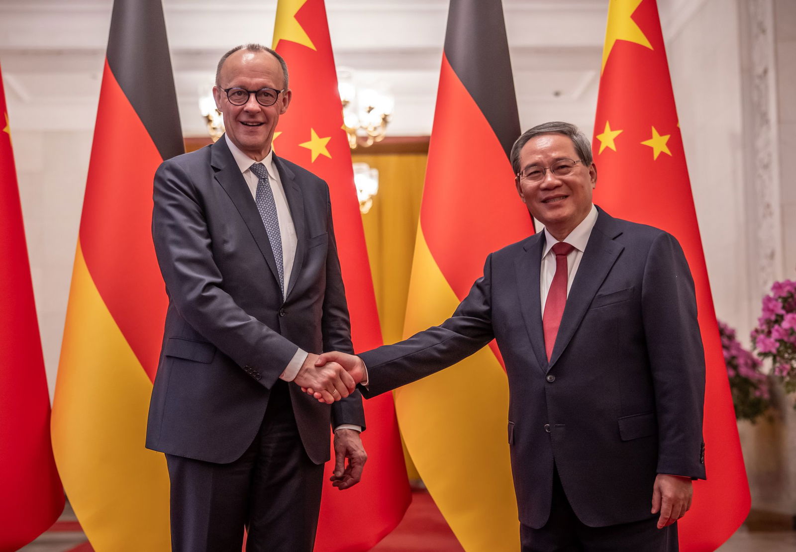 Chinas Ministerpräsident Li Qiang begrüßte den Kanzler in Peking.