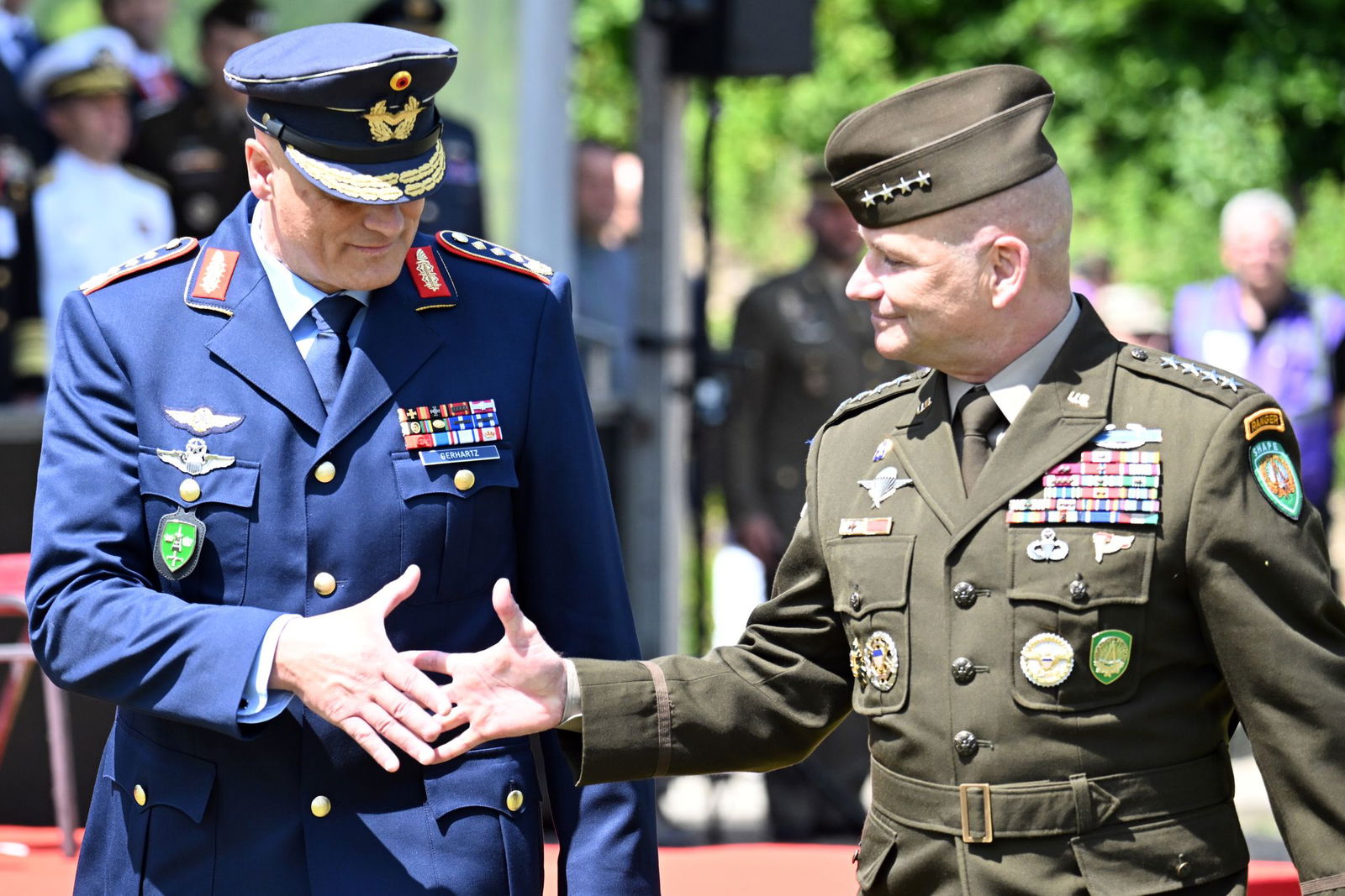 Eine Ebene unter Oberbefehlshaber General Christopher G. Cavoli (r) wird es demnächst einige Änderungen in der Nato-Kommandostruktur geben. Das Kommando über das Joint Force Command Brunssum werden sich dann Deutschland und Polen im Rotationsprinzip teil…