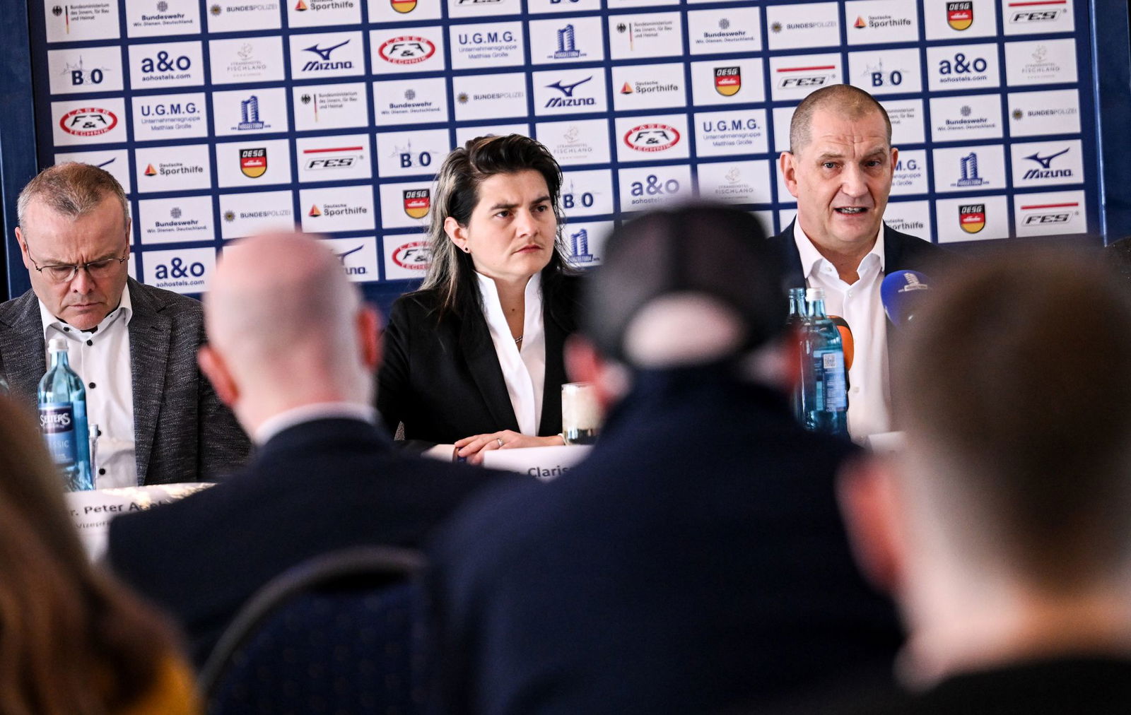 Der Ausschluss von zwei Journalisten von der Pressekonferenz der Deutschen Eisschnelllauf- und Shorttrack-Gemeinschaft mit Präsident Mathias Große (r) sorgte für Empörung.
