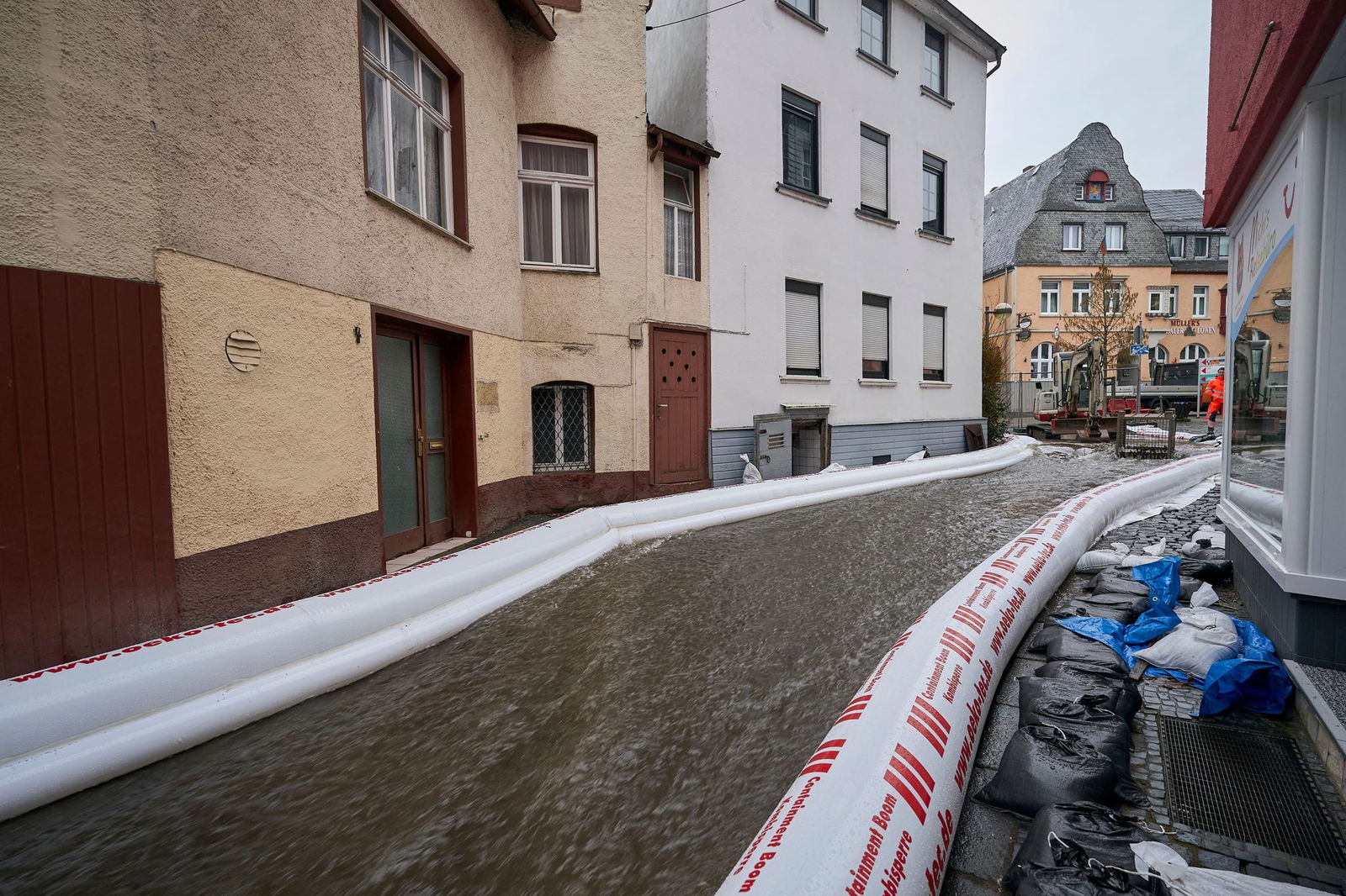Aufgrund des Hochwassers liefen Keller in Nassau voll.  