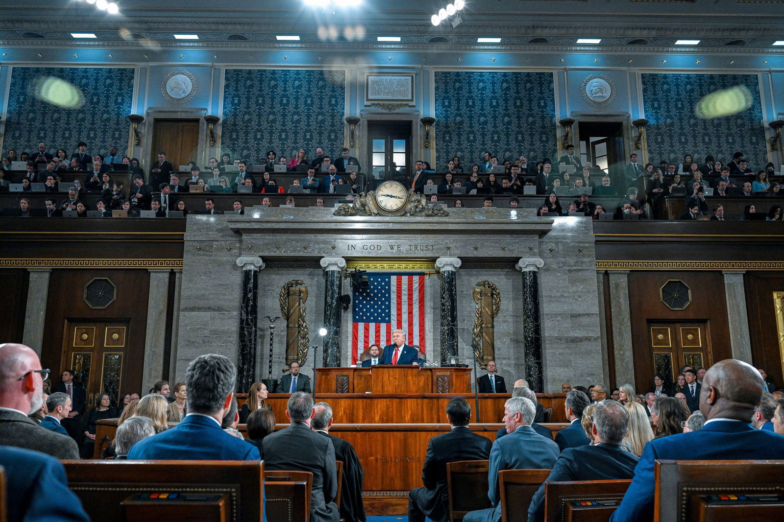 Die Demokraten gehen hart ins Gericht mit dem US-Präsidenten, der in seiner Rede zur Lage der Nation viel Lob für die eigene Linie übrig hatte.