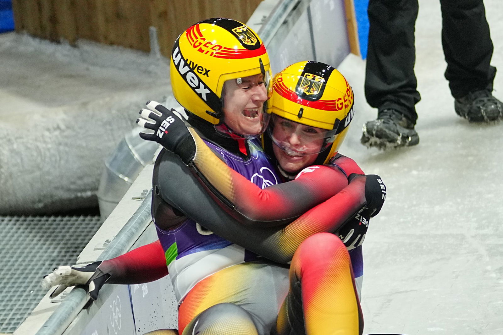 Freuen sich über Platz zwei: Dajana Eitberger und Magdalena Matschina
