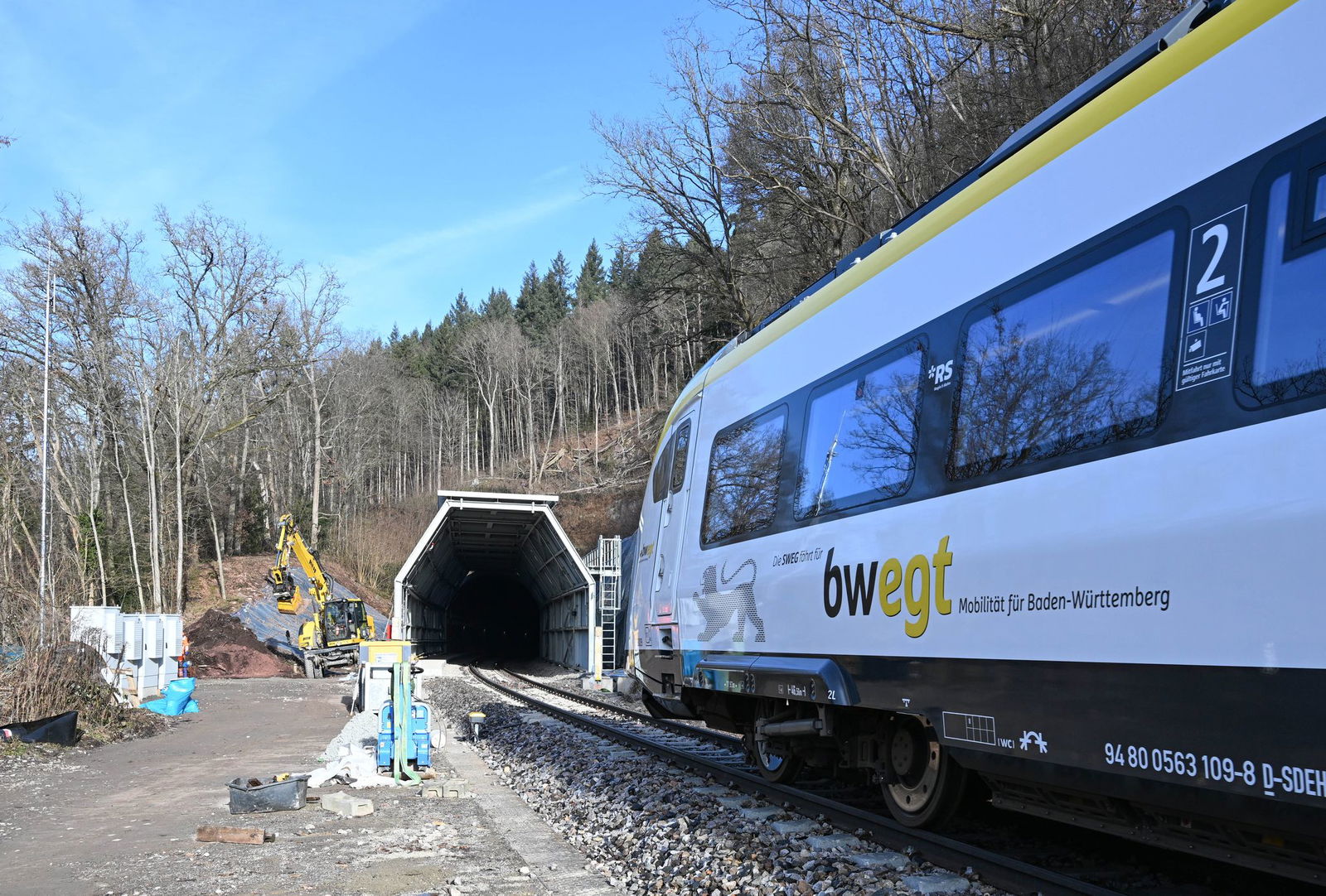 Die reaktivierte Hermann-Hesse-Bahn geht nun auch für Fahrgäste in Betrieb. 
