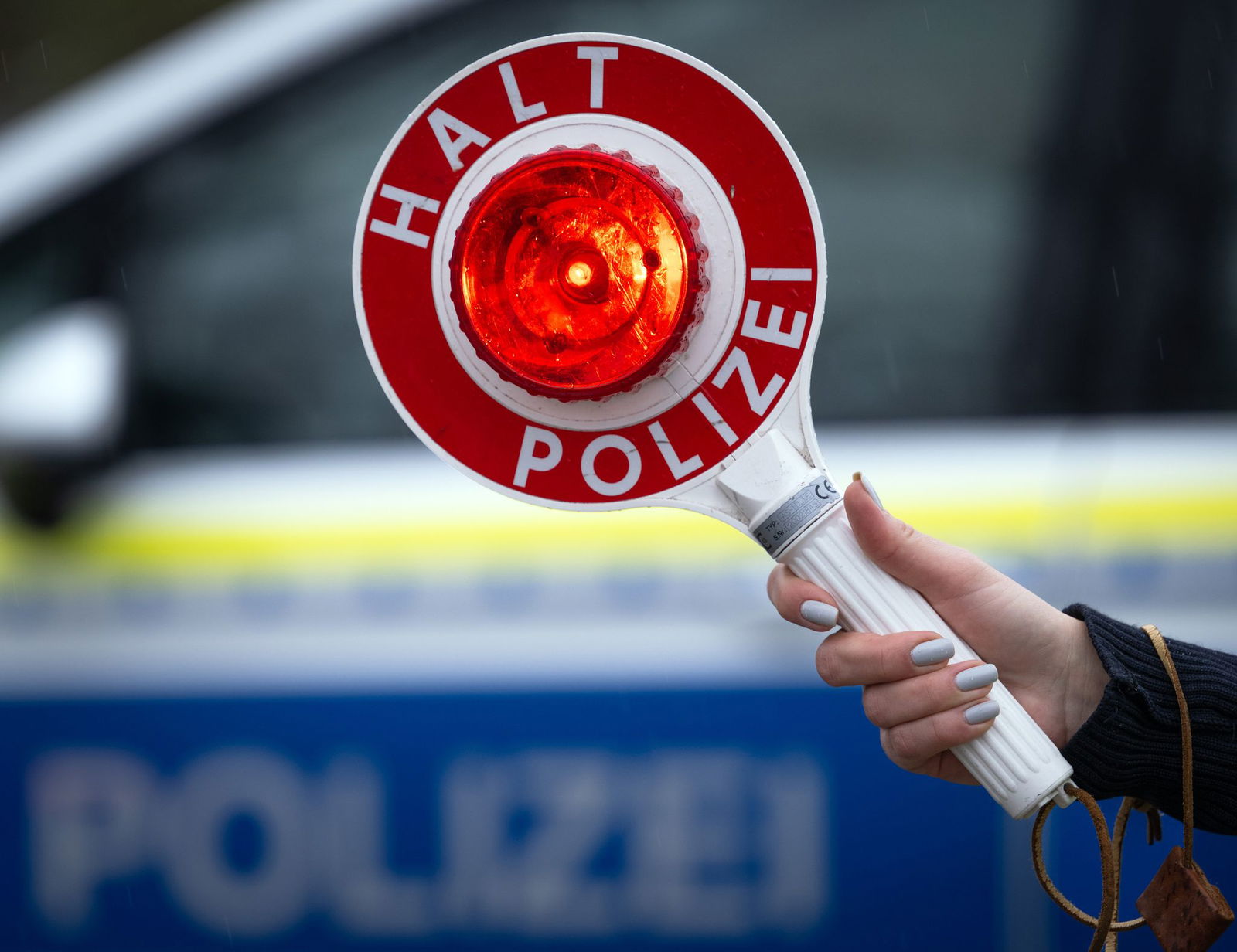 Ursprünglich zogen die Beamten den Mann aus dem Verkehr, da er auf sein Handy geguckt haben soll. (Symbolbild)