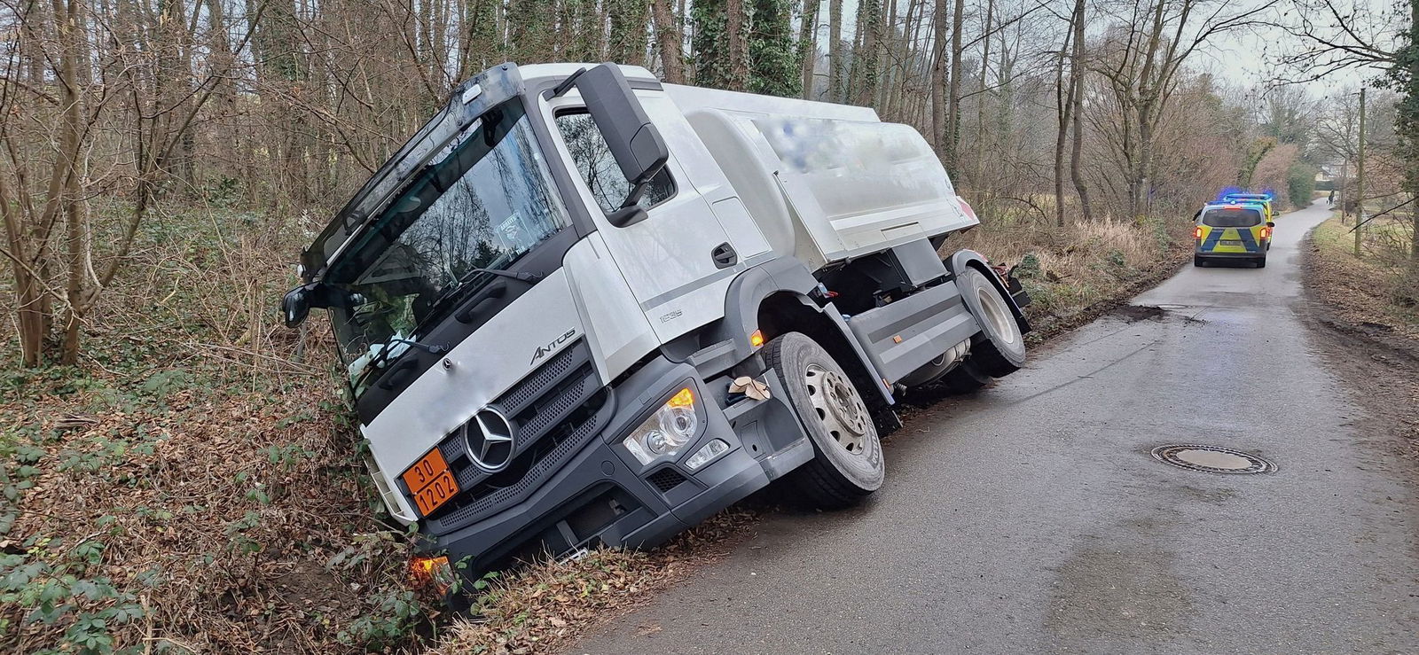 Wegen der Ladung von rund 1.200 Litern Heizöl bestand bei dem Unfall Gefahr für den nahegelegenen Bodensee.