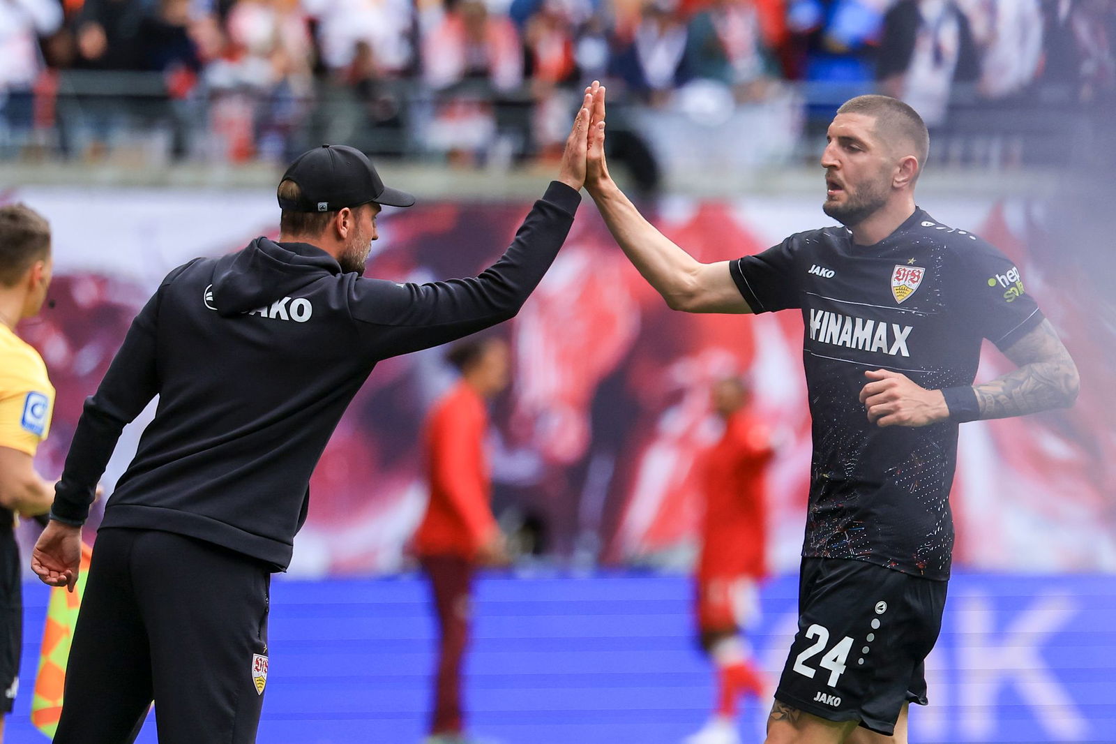 Trainer Sebastian Hoeneß (l) hält viel von seinem Abwehrchef Jeff Chabot (r). (Archivbild)
