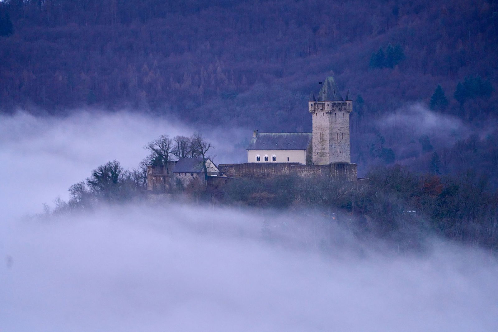 Wo sich der Nebel auflöst, kommt die Sonne durch und erwärmt die Luft. (Archivbild) 