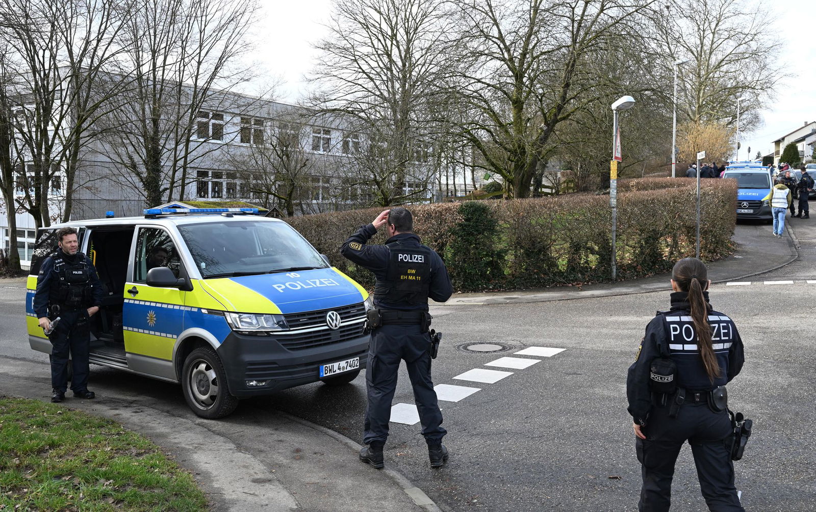 Die Polizei war mit einem Großaufgebot an der Schule in Bretten bei Karlsruhe im Einsatz. 