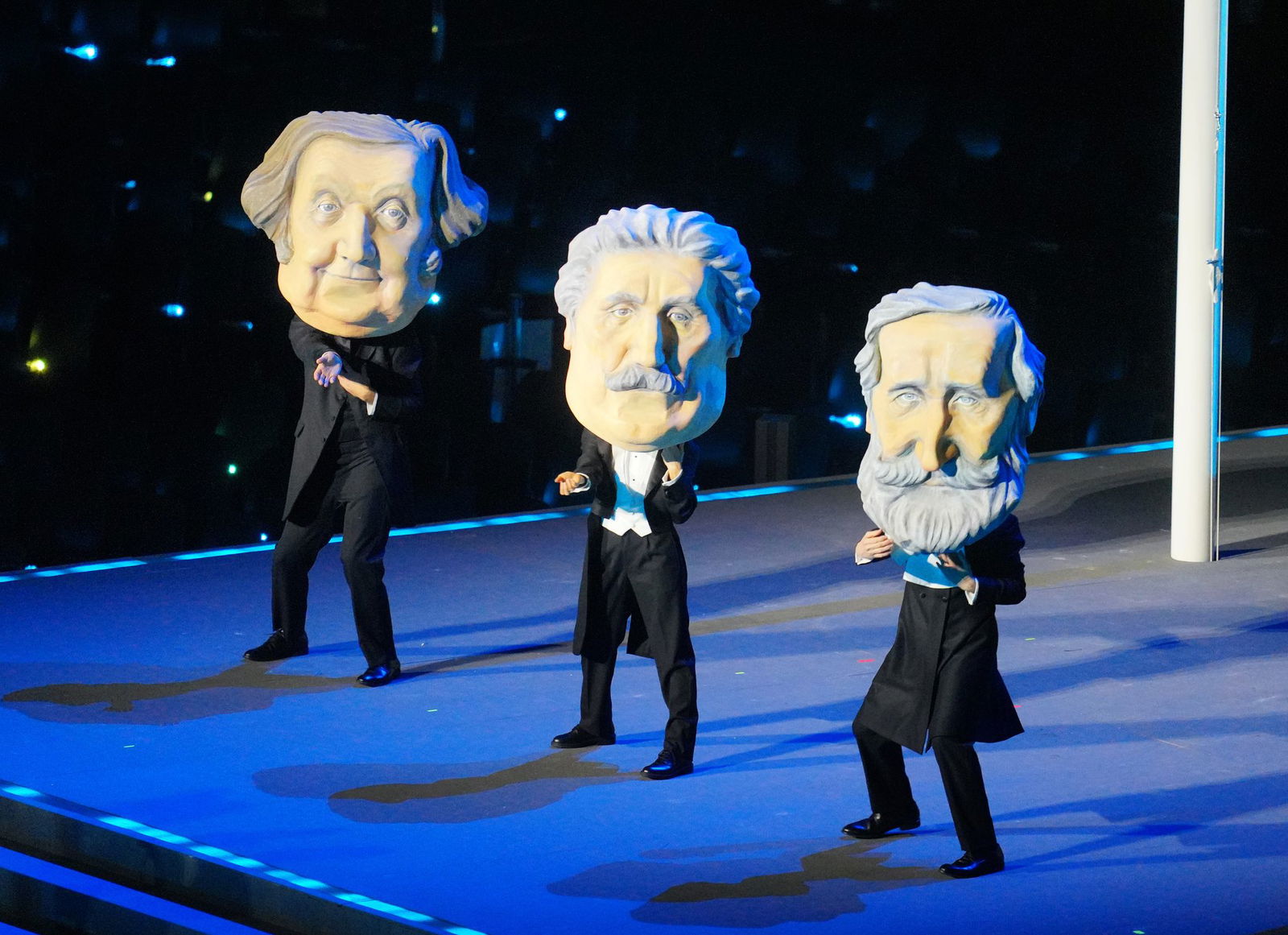 Tänzer mit Masken würdigten die italienischen Komponisten Giuseppe Verdi, Giacomo Puccini und Gioachino Rossini.