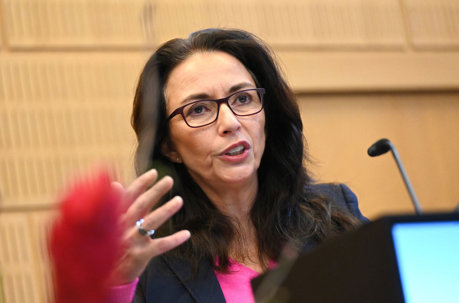 DGB-Chefin Yasmin Fahimi nennt die Debatte um Einschnitte «respektlos und schäbig». (Archivbild) 