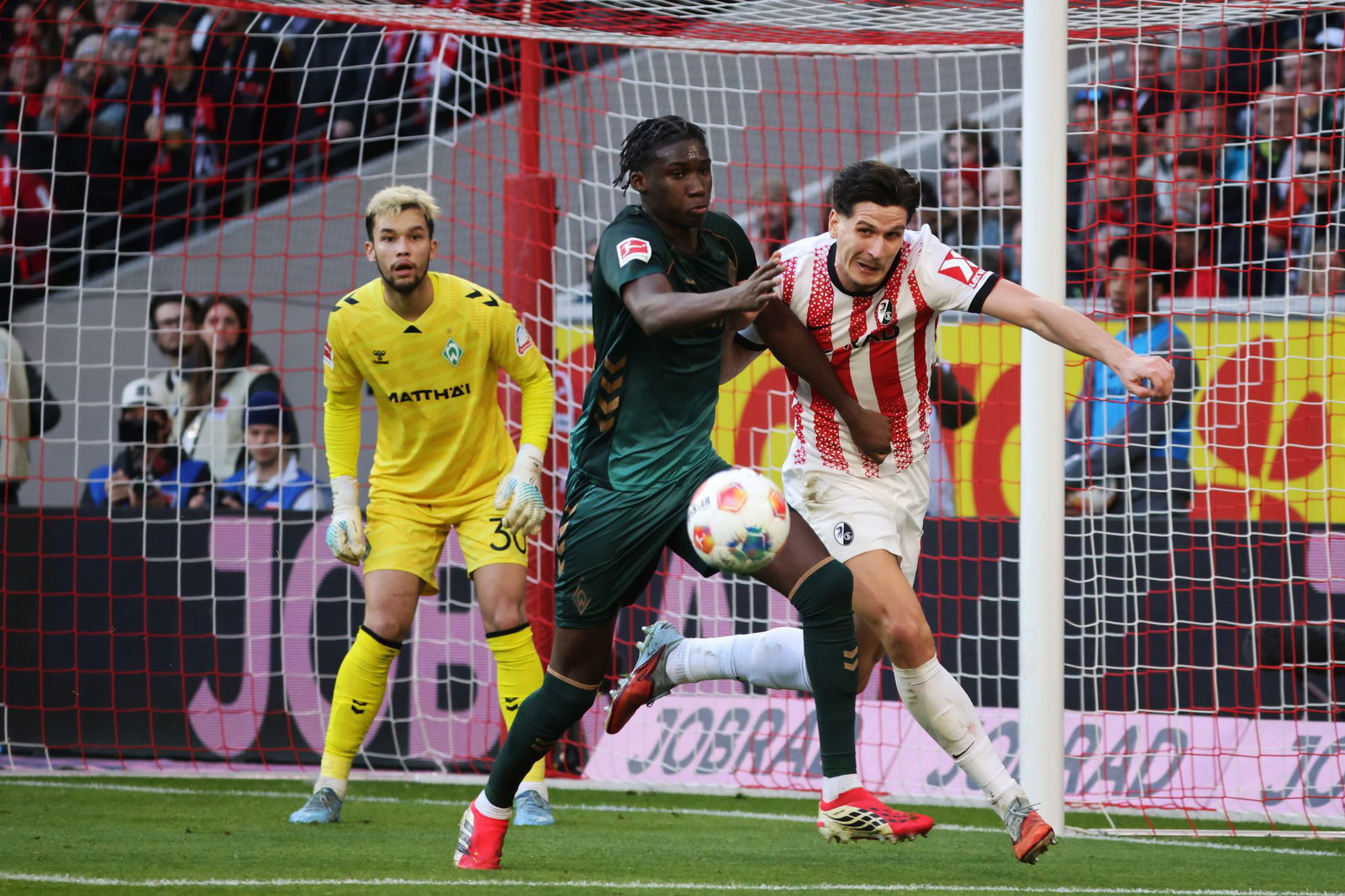 Einer von vielen Zweikämpfen: Bremens Karim Coulibaly (l) im Duell mit dem Freiburger Igor Matanovic.