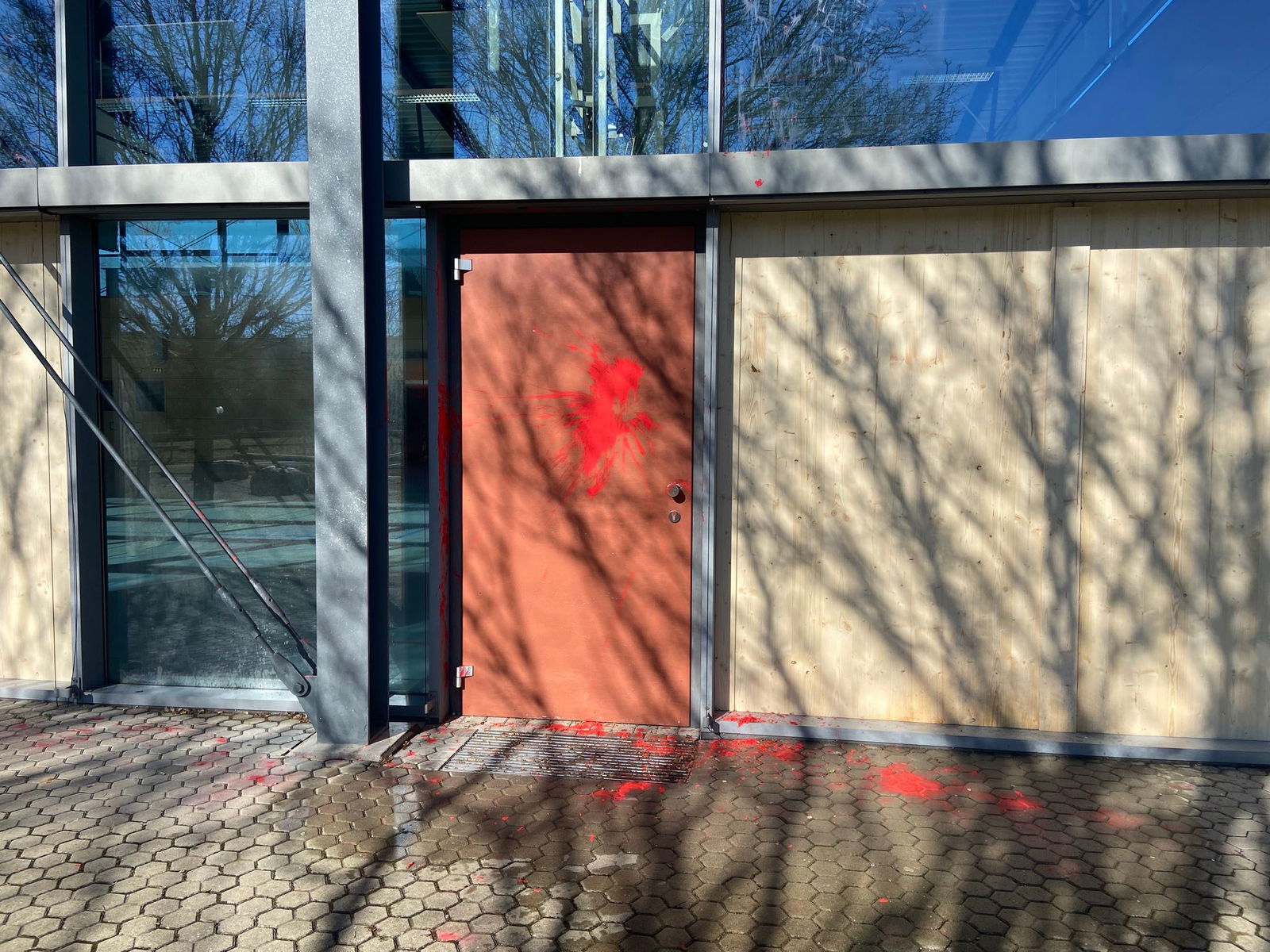 Vor dem Auftritt des Thüringer AfD-Chefs Björn Höcke haben Unbekannte die Veranstaltungshalle beschädigt.