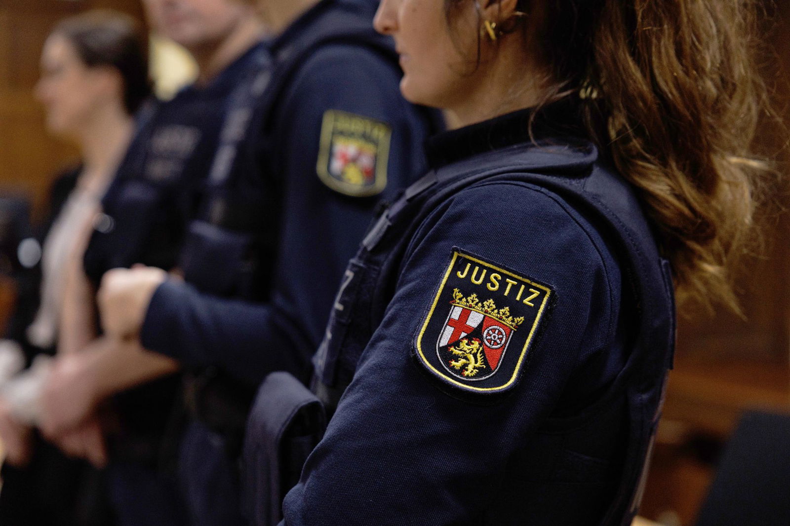 Schlagstock und Pfefferspray gehören schon länger zur Ausstattung von Justizwachtmeisterinnen und Wachtmeistern in Rheinland-Pfalz, bald könnten sogenannte Taser dazukommen. (Symbolbild)
